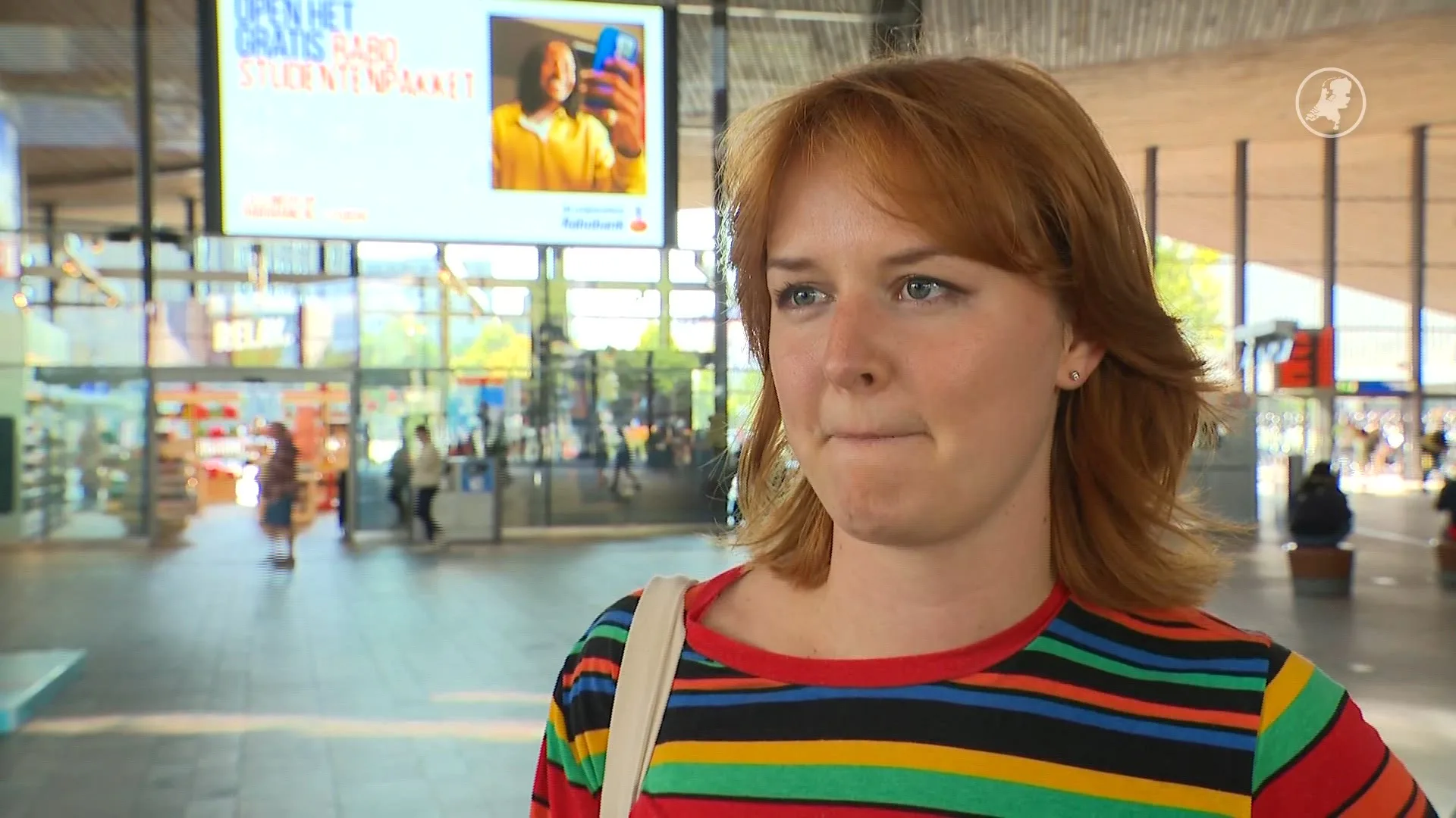 Eerste schermen met boodschap 'Wij eisen de nacht op' te zien op stations