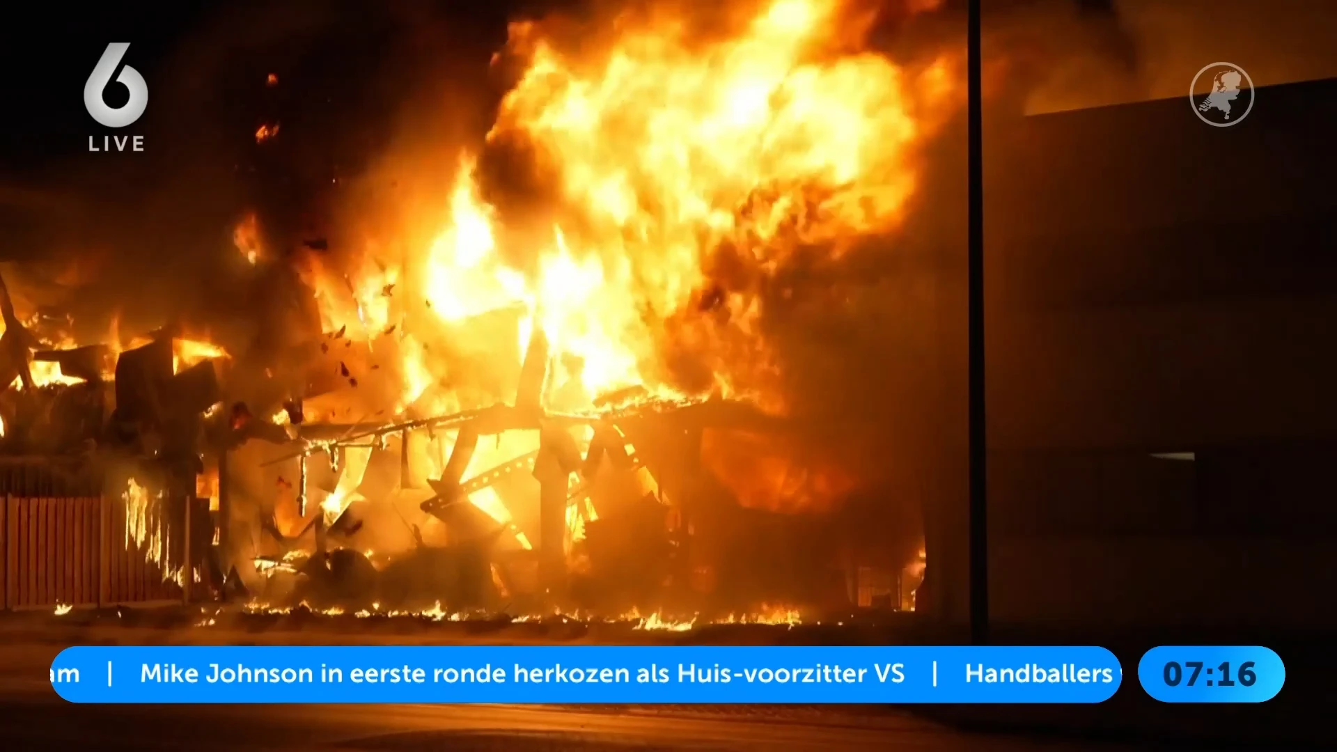 Grote uitslaande brand in bedrijfspand in Hoogvliet