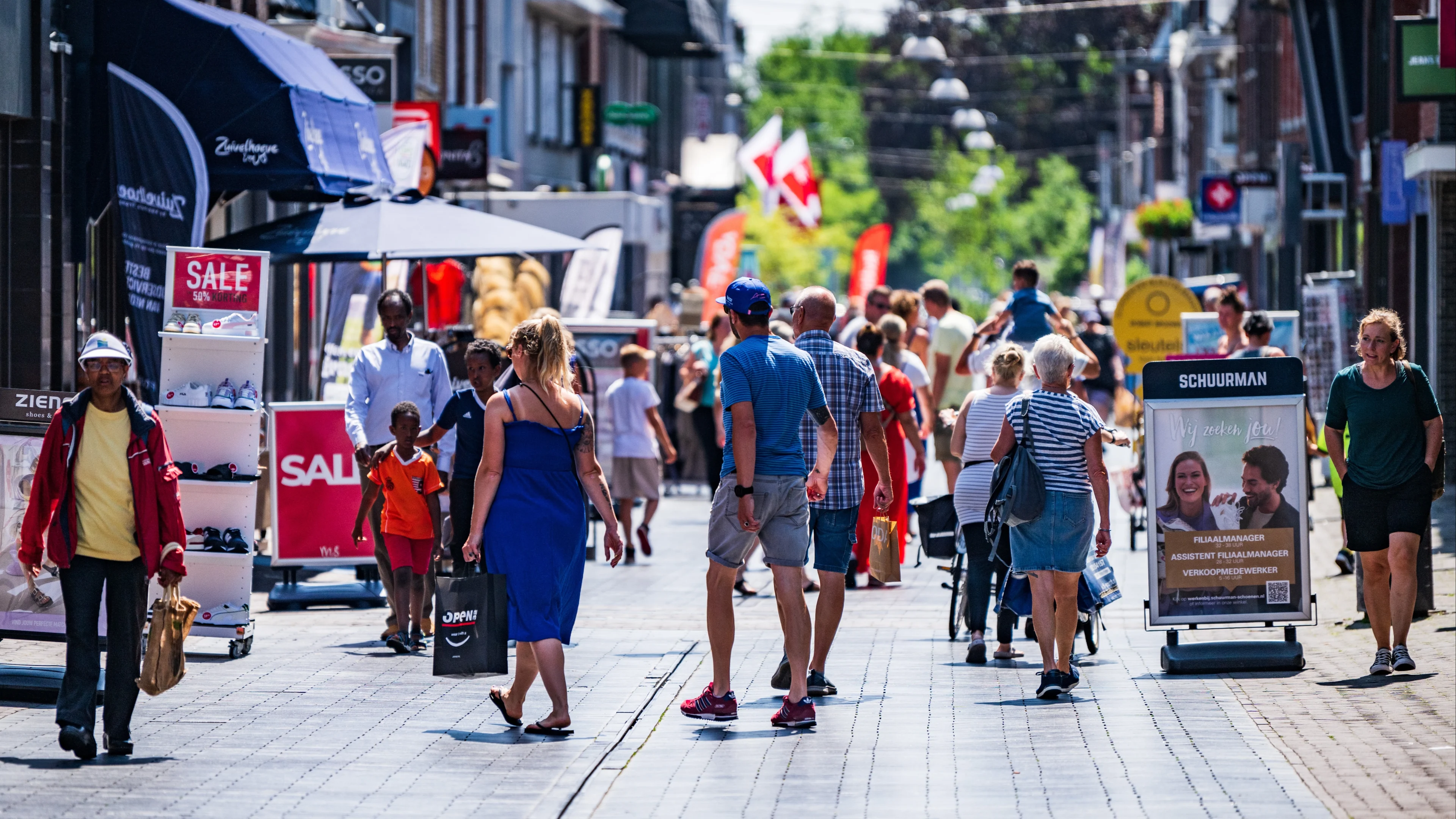 De fysieke winkel slaat terug: Nederlander koopt iets minder online dan jaar geleden
