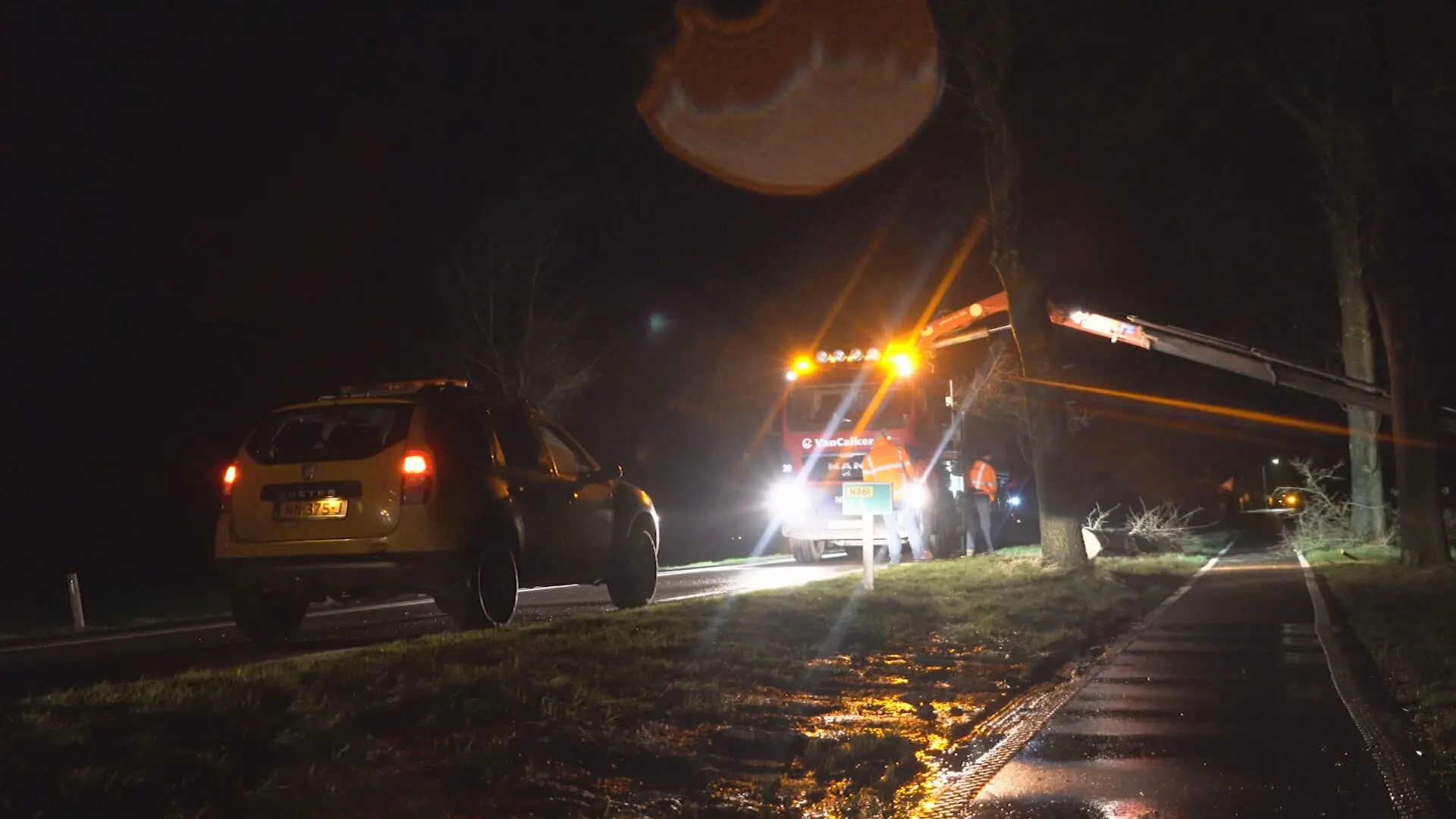 Man overlijdt na botsing tegen omgewaaide boom bij Adorp, vierde stormdode