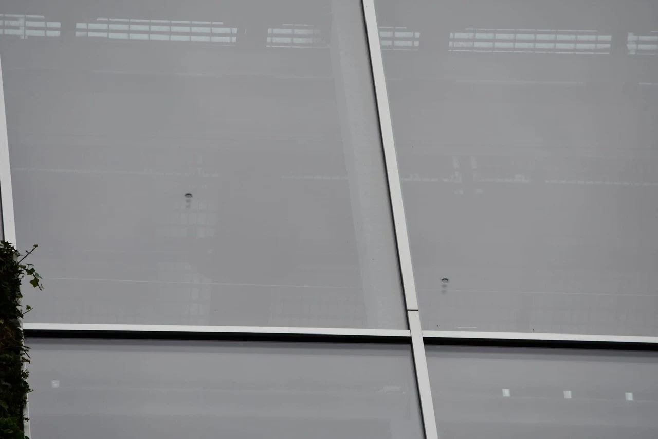 Stadskantoor Venlo beschoten, kogelgaten in meerdere ramen