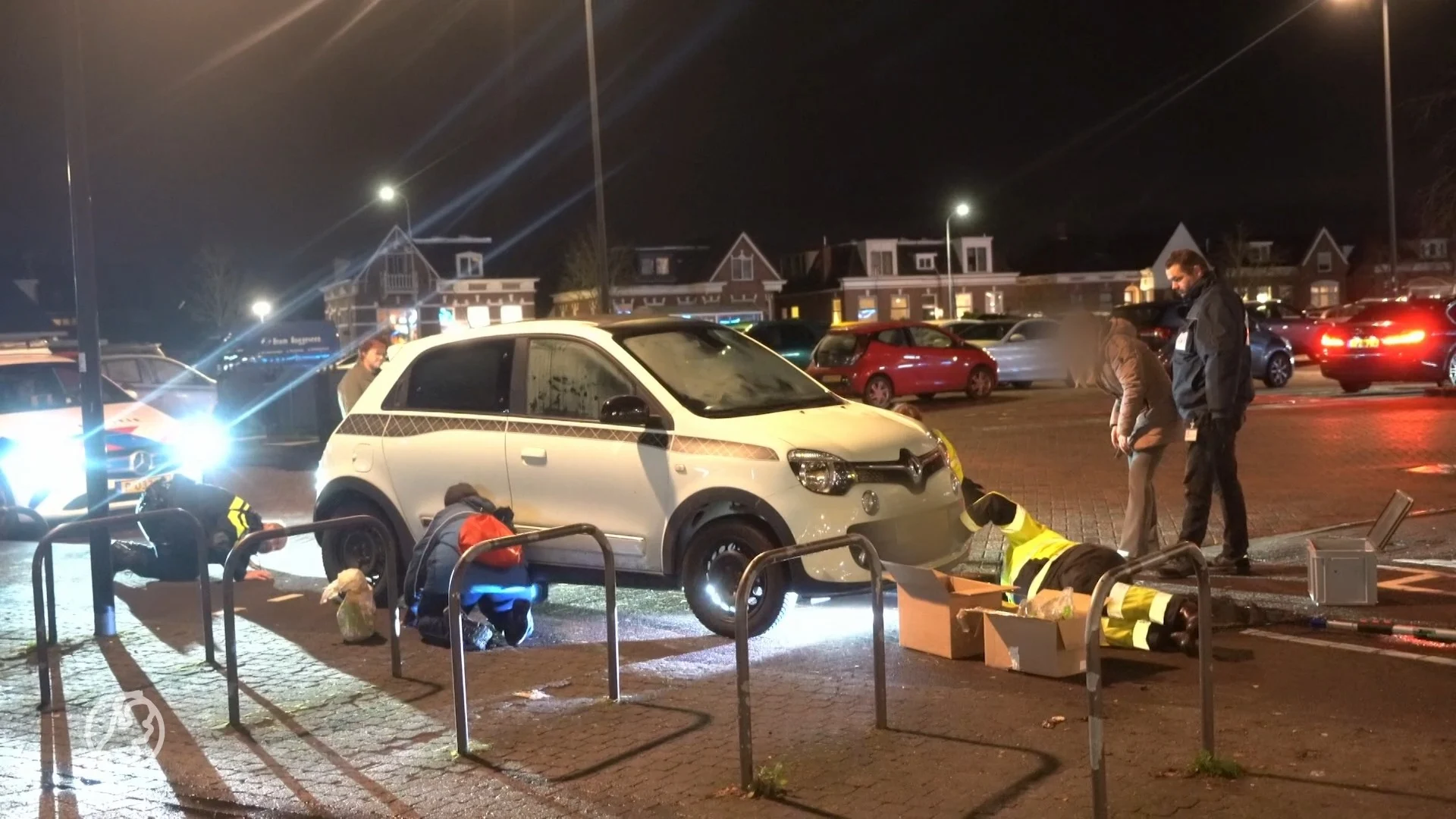 Konijn onder auto zet politie en dierenambulance aan het werk