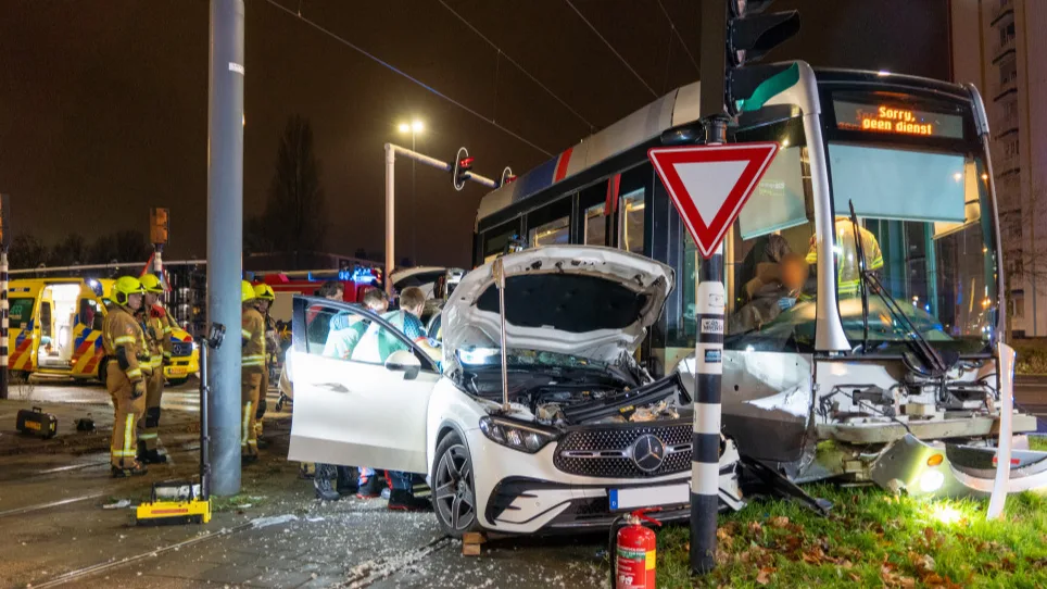 Hard ongeluk tussen auto en tram in Schiedam, meerdere gewonden