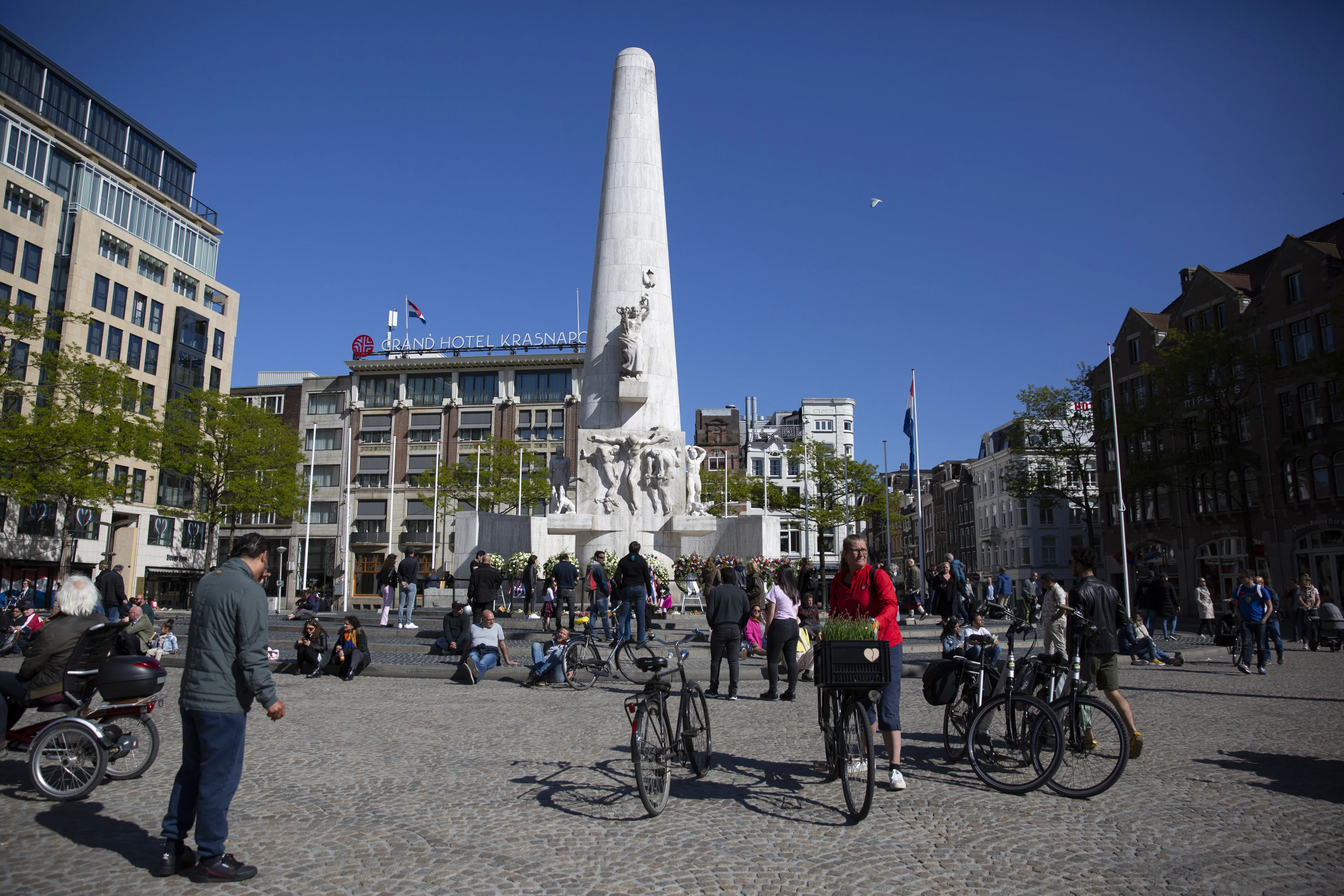 Man rijdt in op handhavers Dam, politie zoekt getuigen