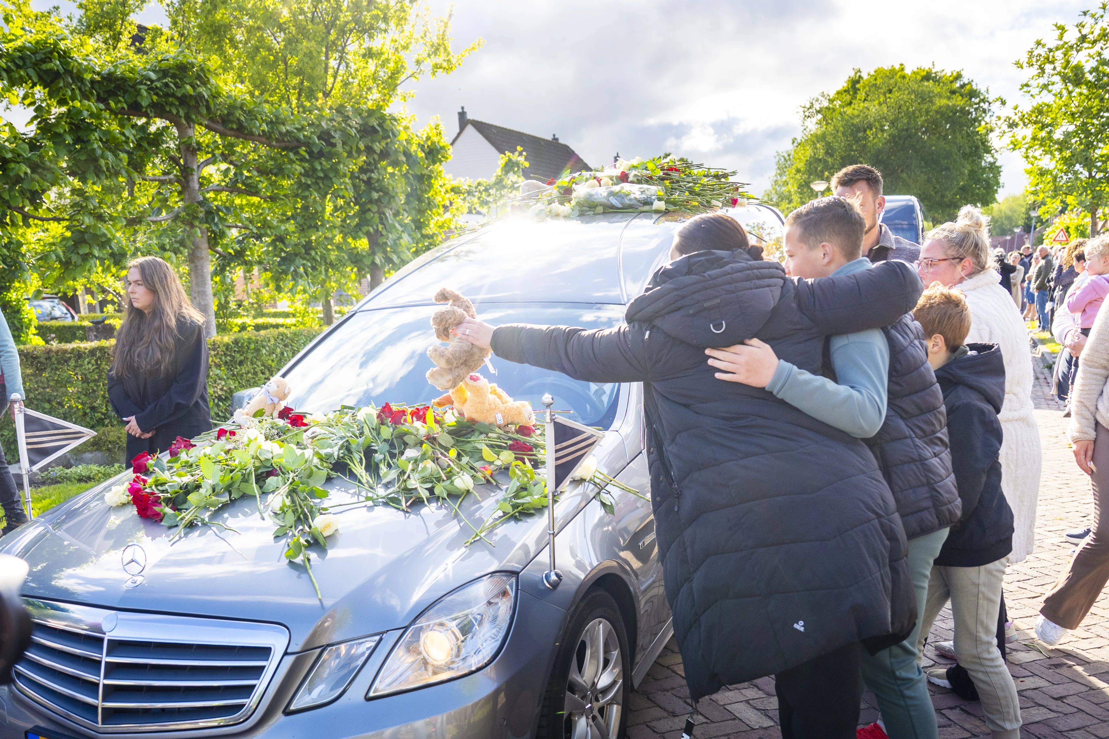 Zo'n 1000 mensen bij emotionele herdenkingstocht Jeffrey en Emma in Beerta