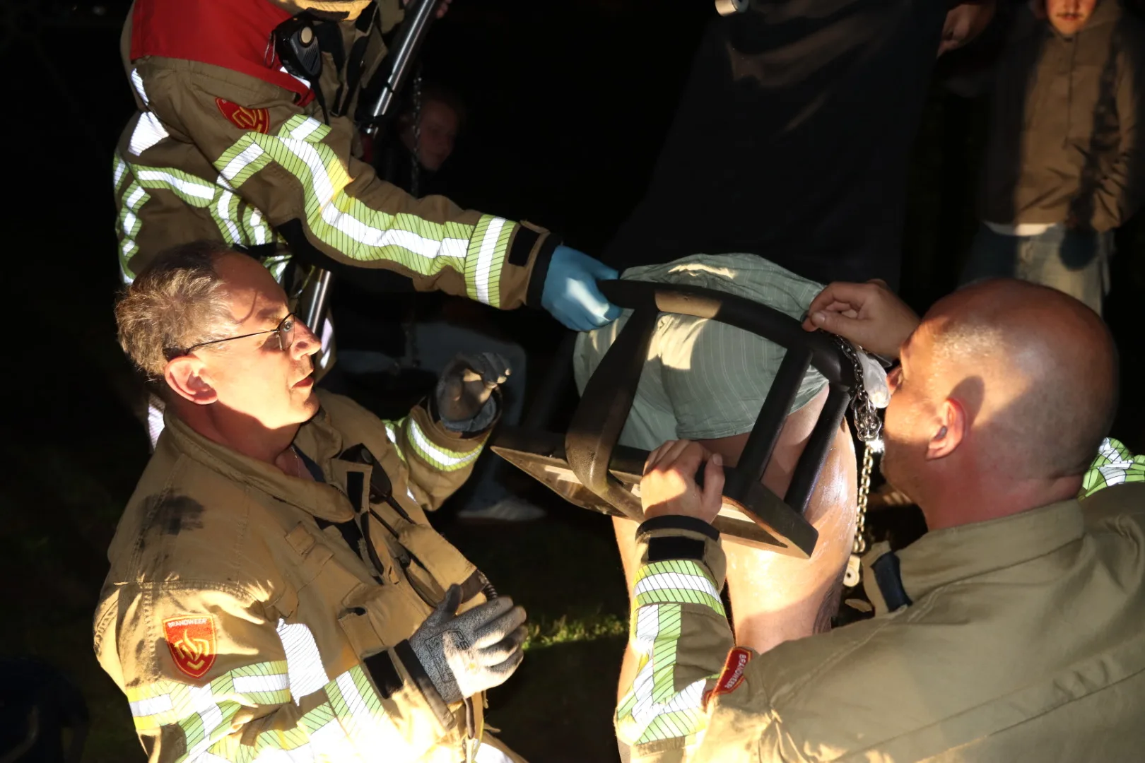 Brandweer bevrijdt volwassen man uit kinderschommel: zat anderhalf uur vast