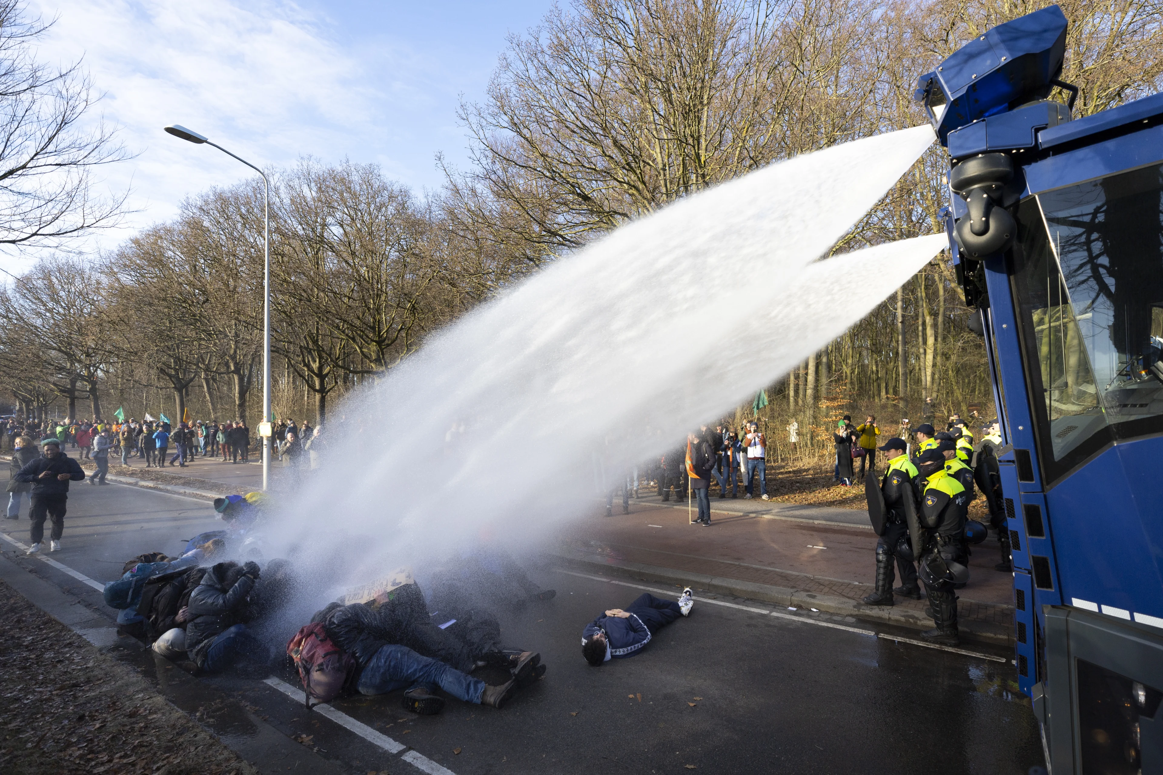 Rutte over inzet waterkanon tegen klimaatactivisten A12: 'Eigen schuld, dikke bult'