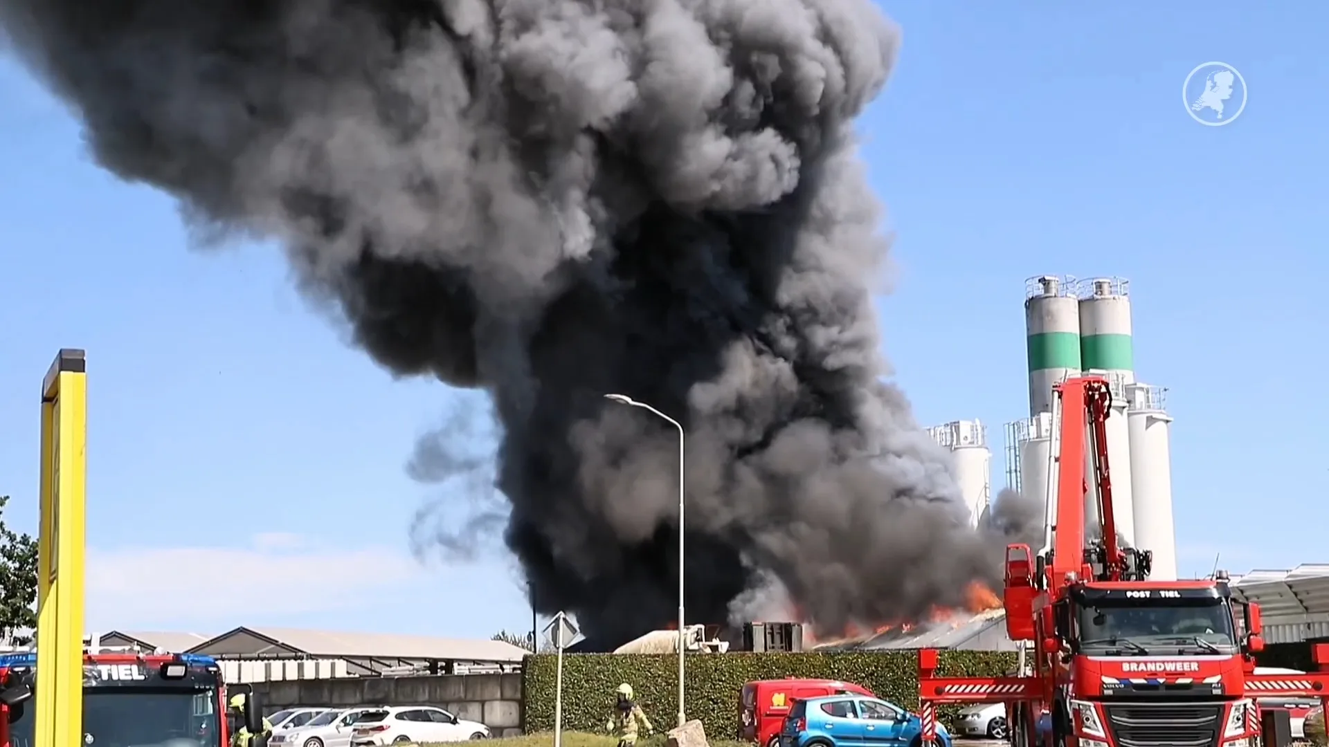 Loods van betonfabriek brandt uit in Tiel