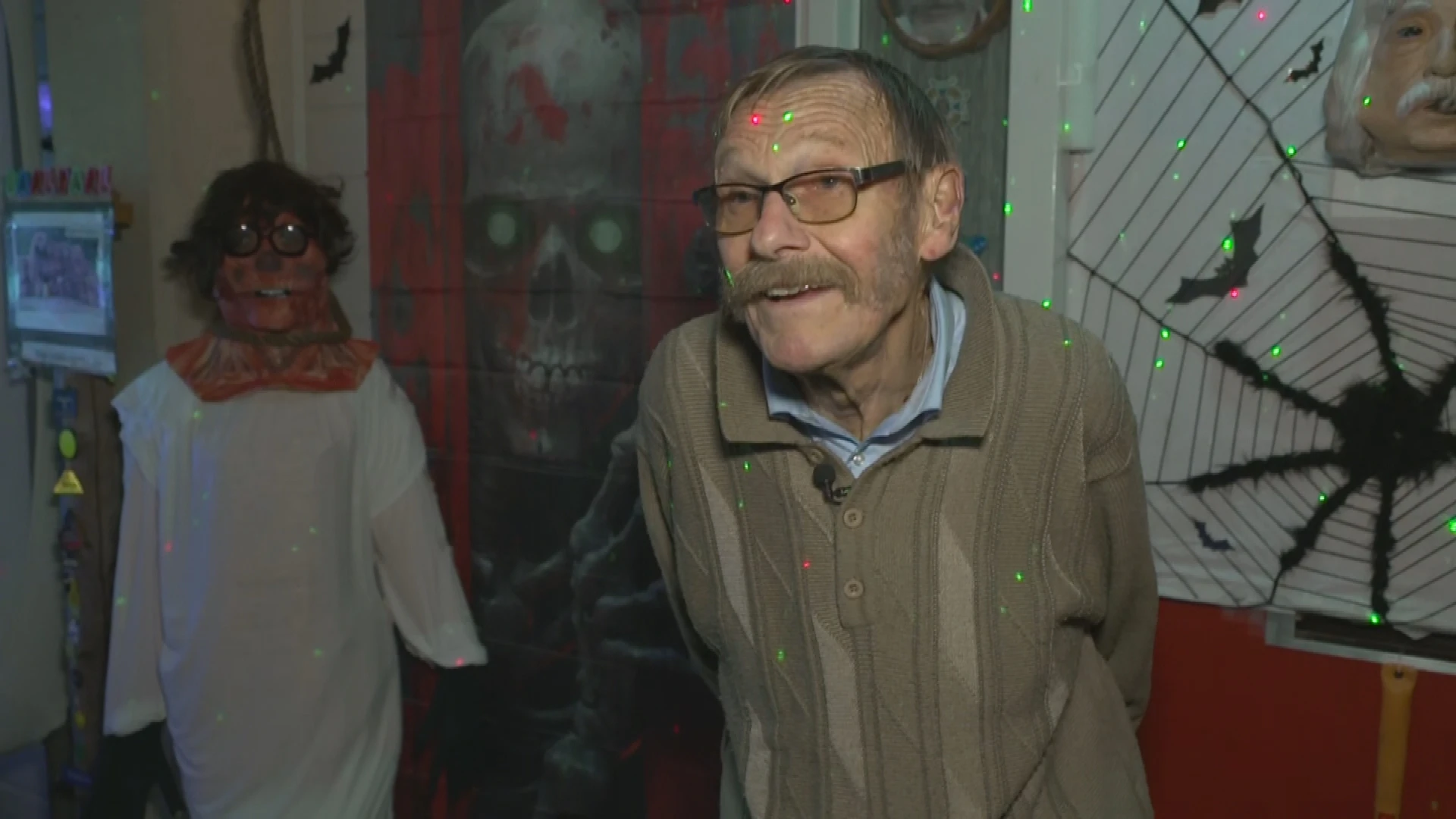 Niemand kwam opdagen, maar Henk (81) bouwt tóch weer zijn Halloweenhuis