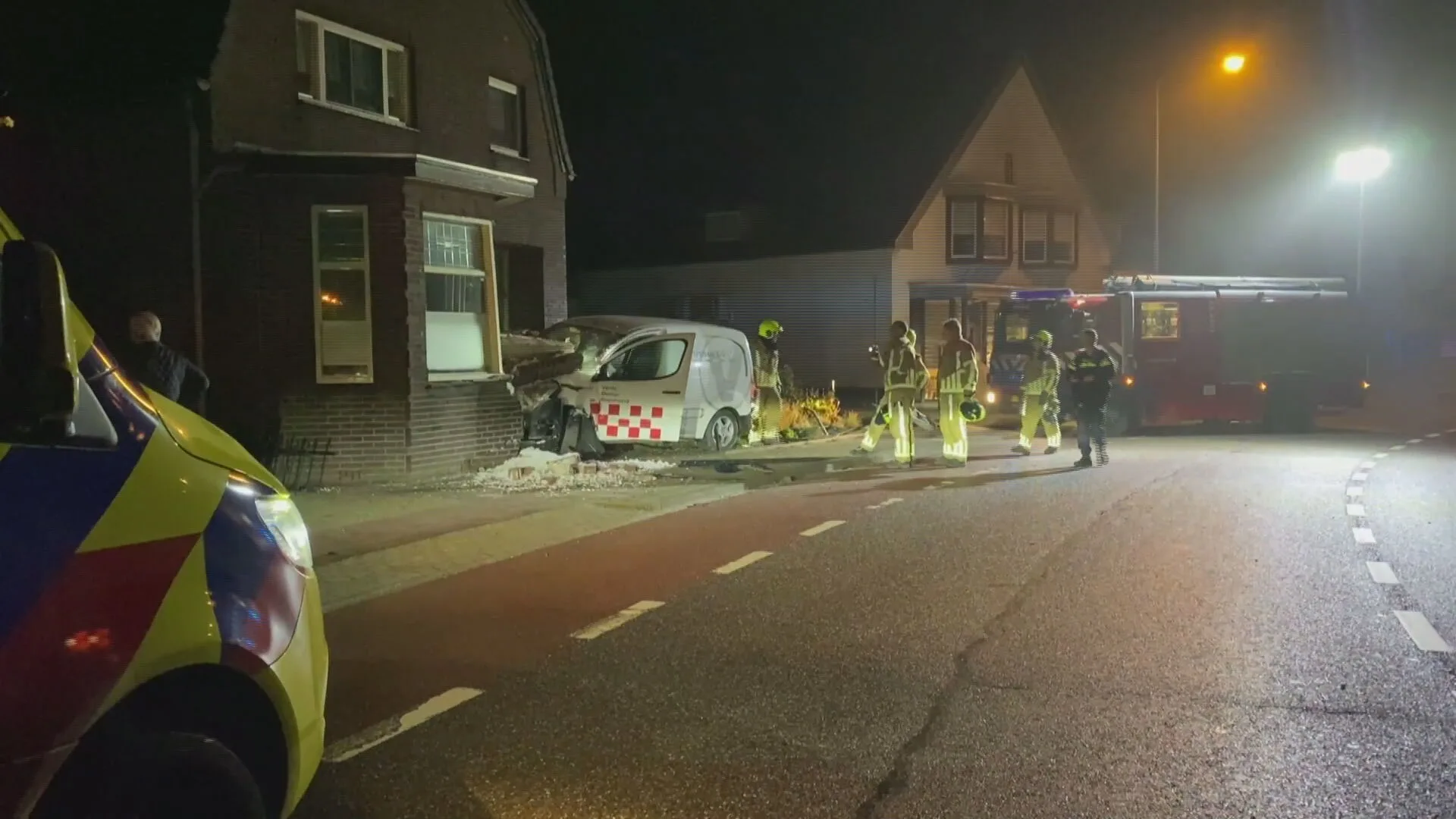 Bestelbus ramt huis in Meerlo en veroorzaakt ravage