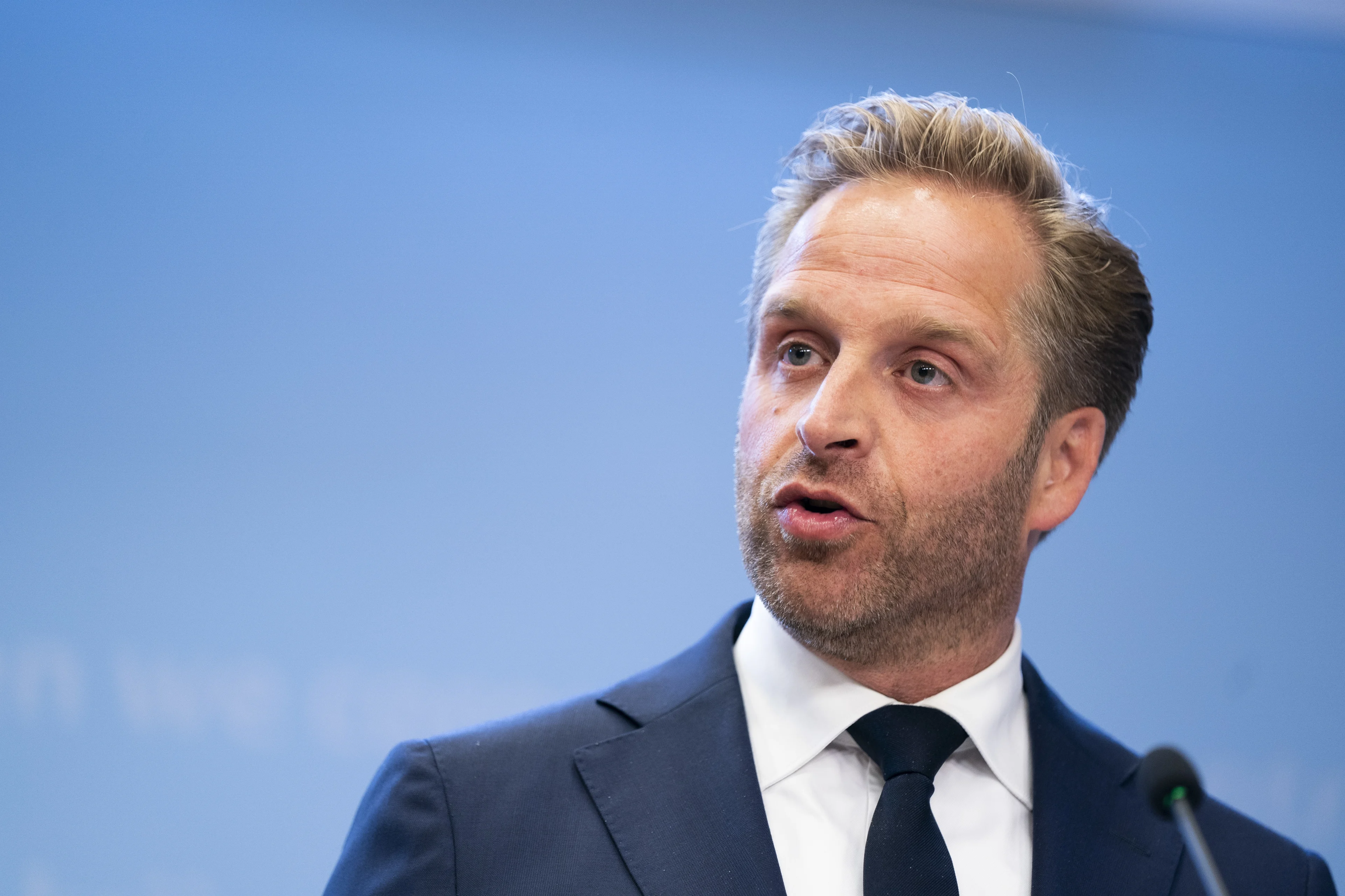 Nederlanders gaan los over baard van Hugo de Jonge: 'Dit is een donsje'