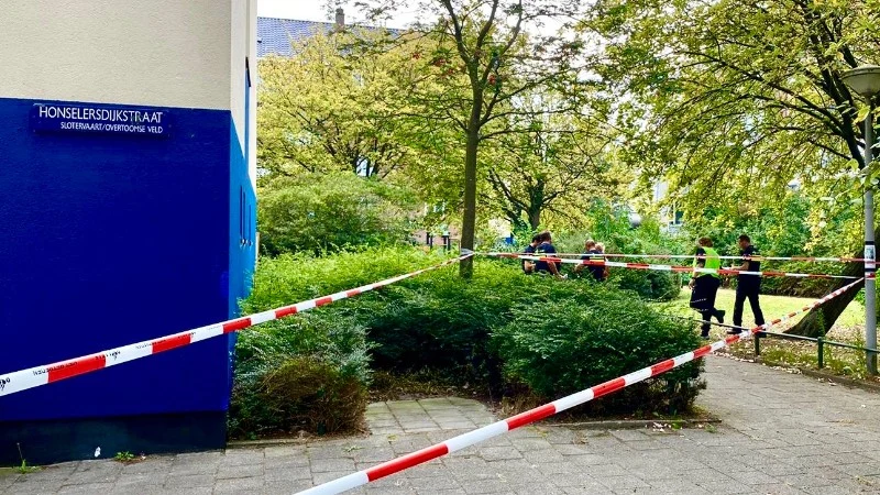 Verwarde man in Amsterdam die door agenten werd neergeschoten is overleden