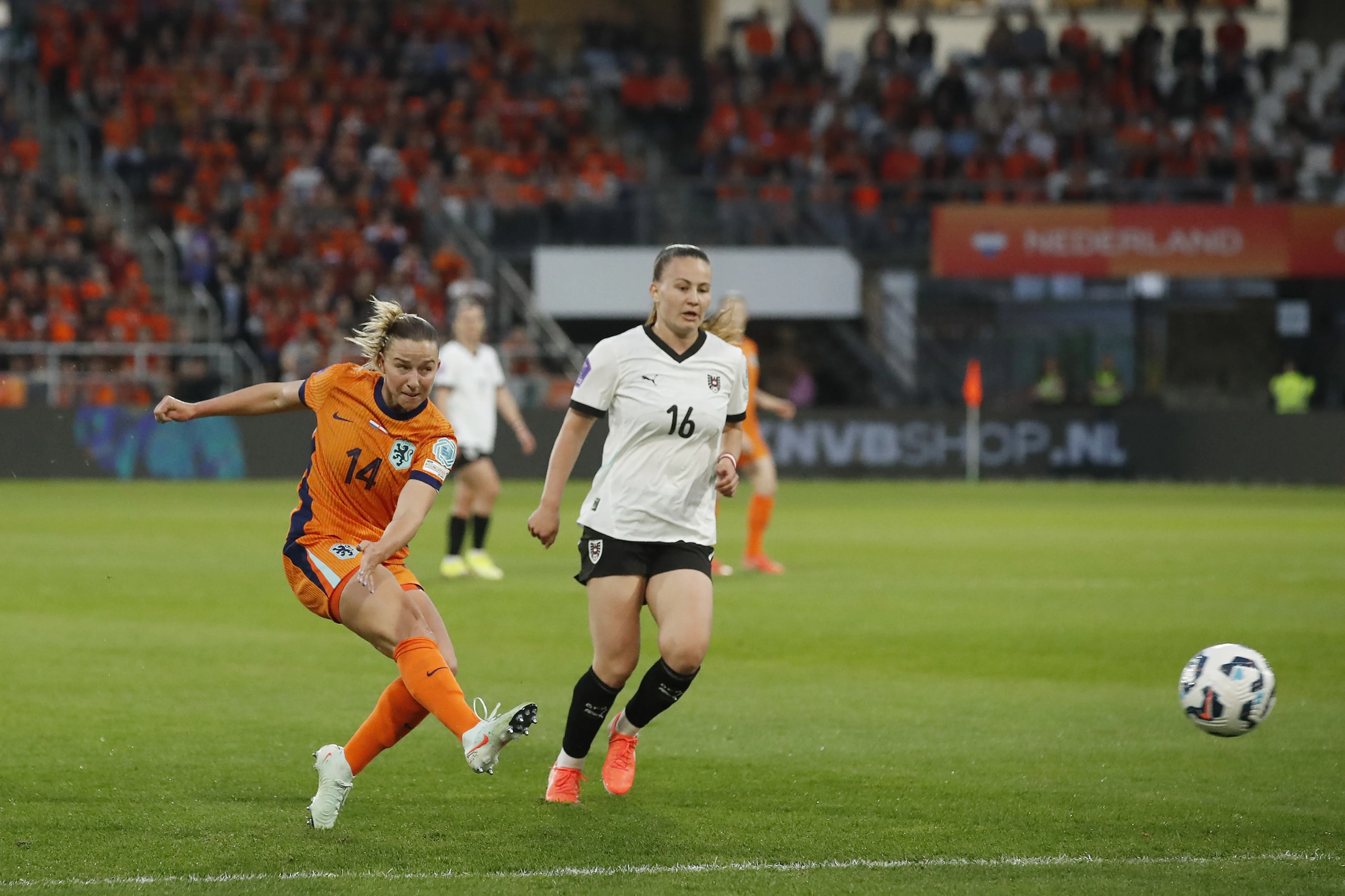 Oranjeleeuwinnen langs Oostenrijk in Nations League