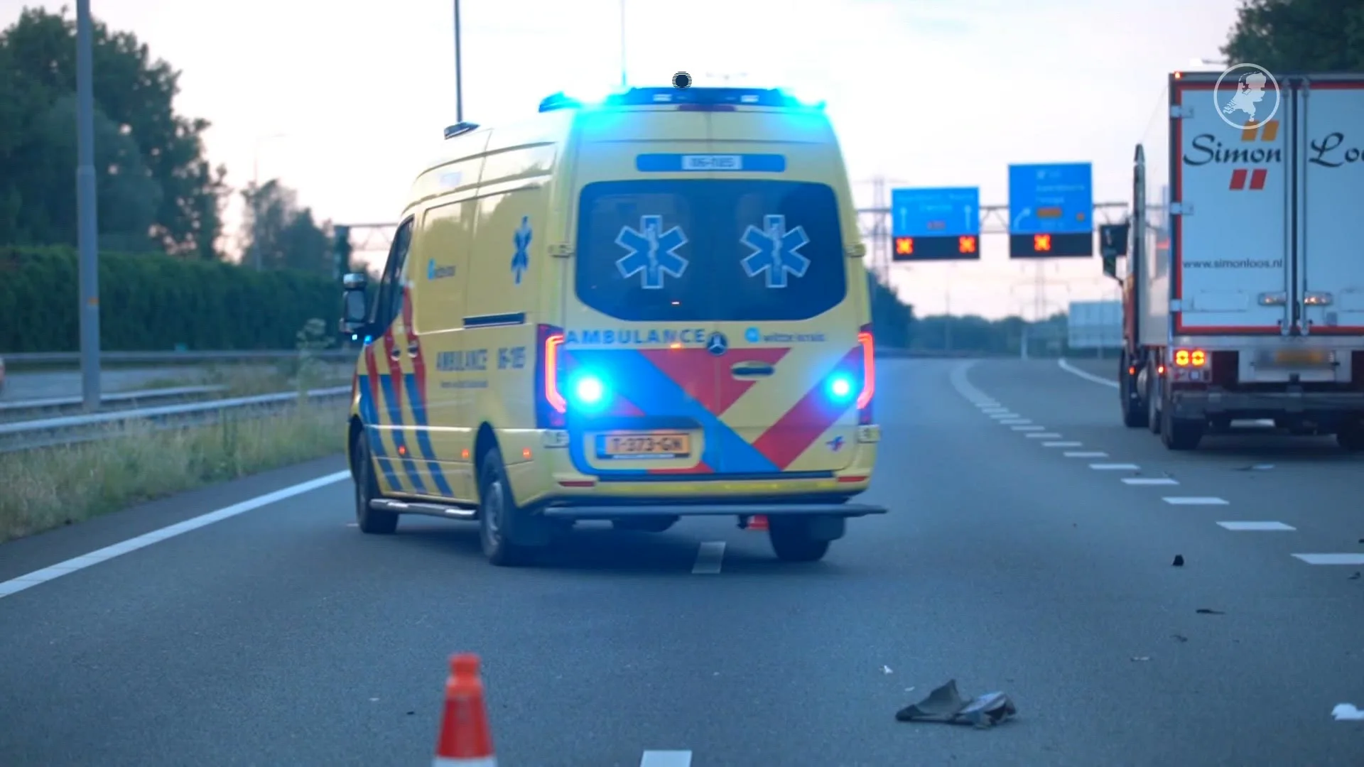 Motorrijder zwaargewond na ongeval met meerdere auto's op A50 bij Apeldoorn