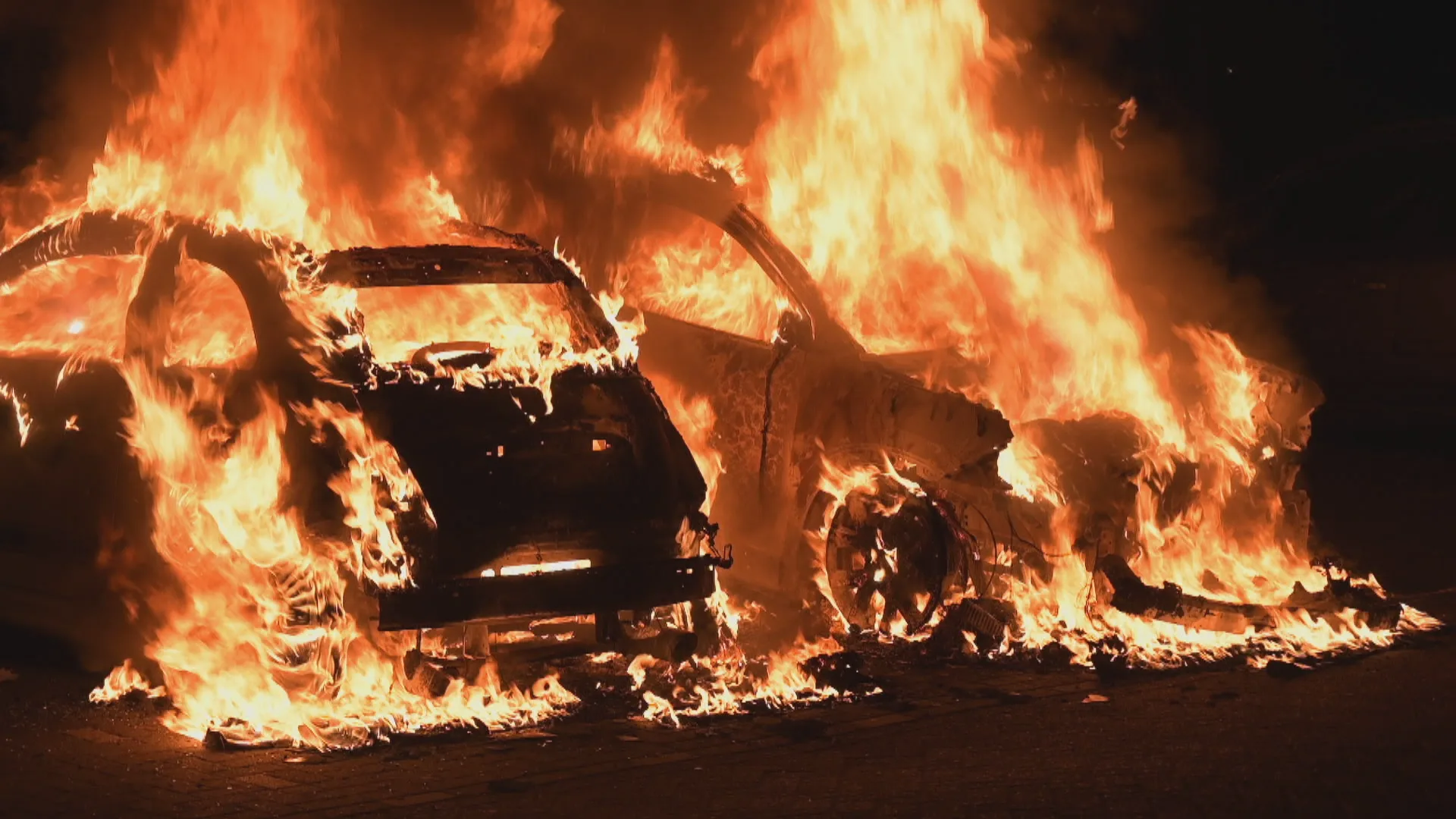 Twee auto's in brand op parkeerplaats in Tilburg, vermoedelijk aangestoken