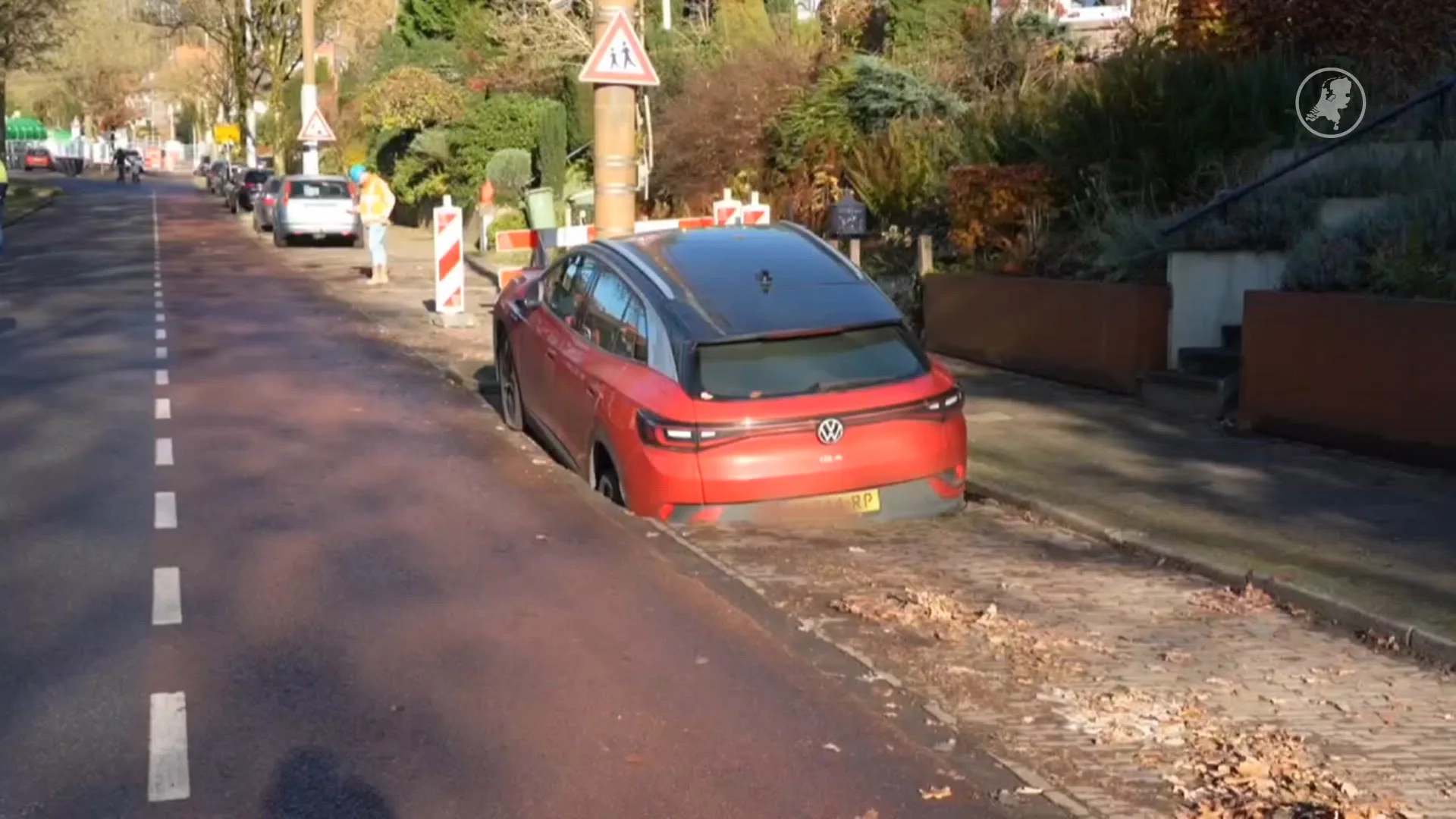 ZIEN: Auto zakt weg in sinkhole in Arnhem