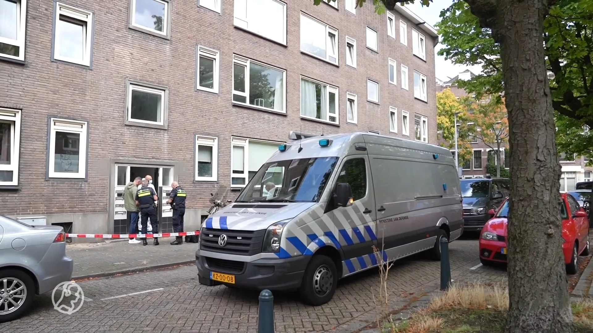 Handgranaat uit woning Rotterdam gehaald, verdachte geblinddoekt afgevoerd