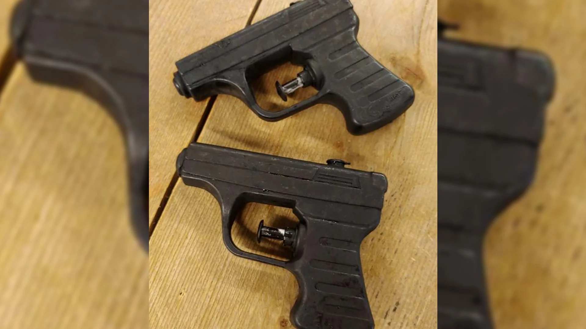 Agenten met getrokken wapens houden jongens met 'vuurwapens' aan