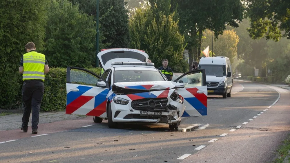 Wildwesttaferelen in 't Gooi: meerdere politiewagens in puin na lange achtervolging