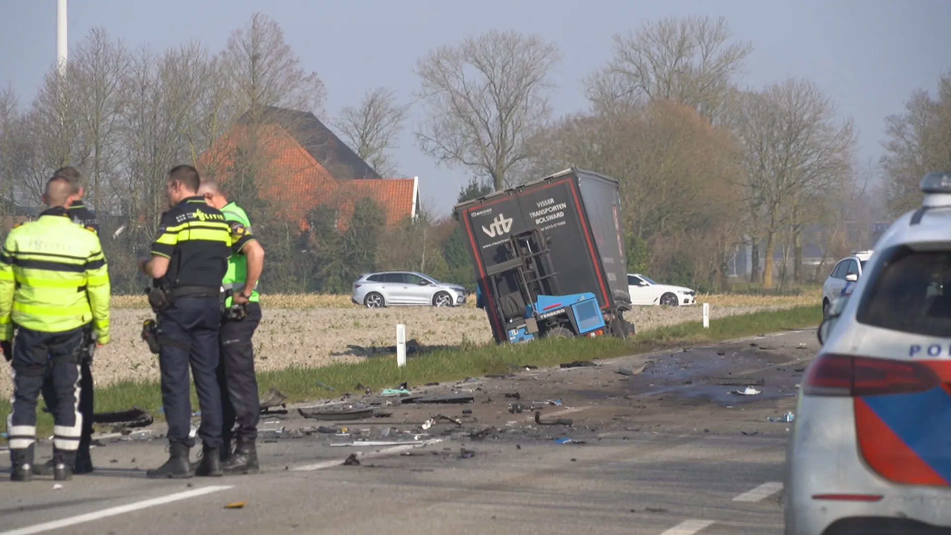 Automobilist overleden na botsing met vrachtwagen op N248 in Middenmeer