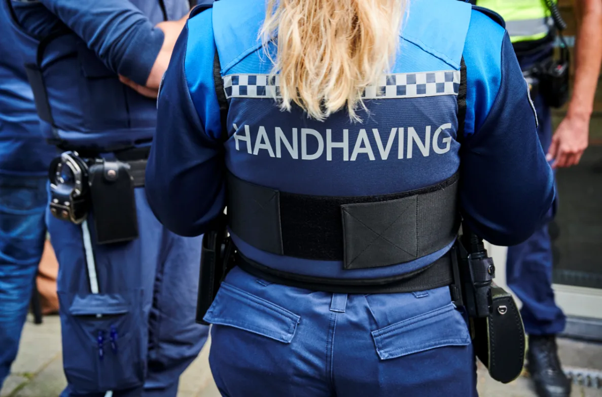 Agressieve fietser mishandelt handhaver in Alkmaar, vrouw mogelijk zwaargewond