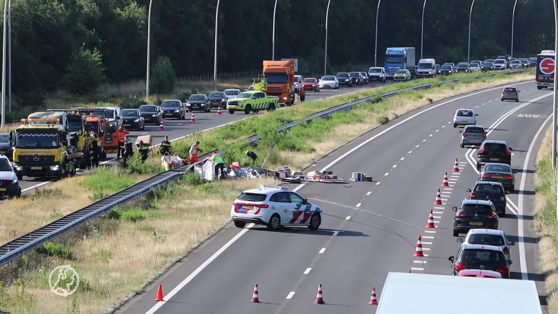 Bestuurders bekeurd voor rijdend filmen van schade na opvallend ongeval