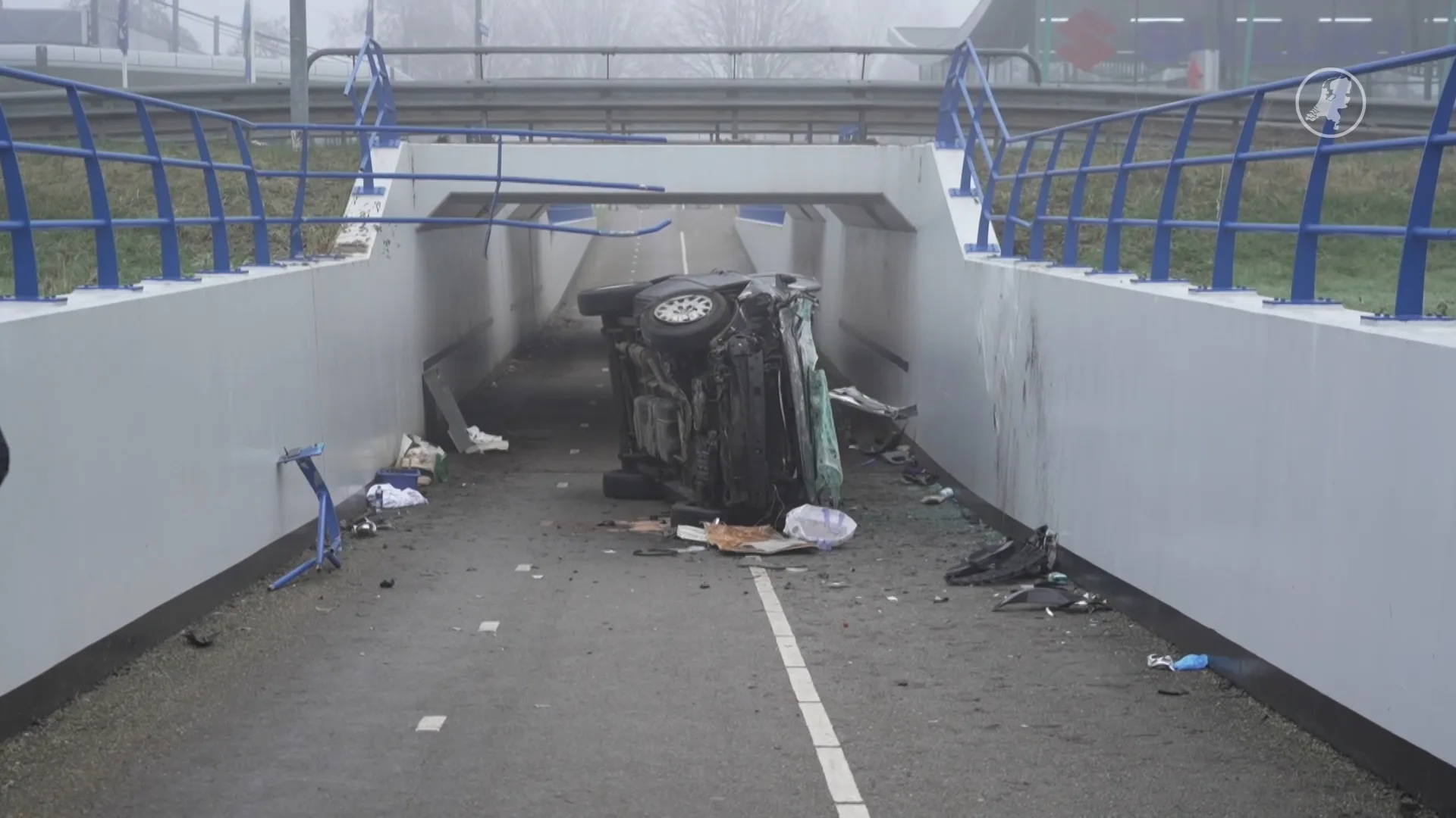 Vrouw valt met auto fietstunnel in bij Lelystad