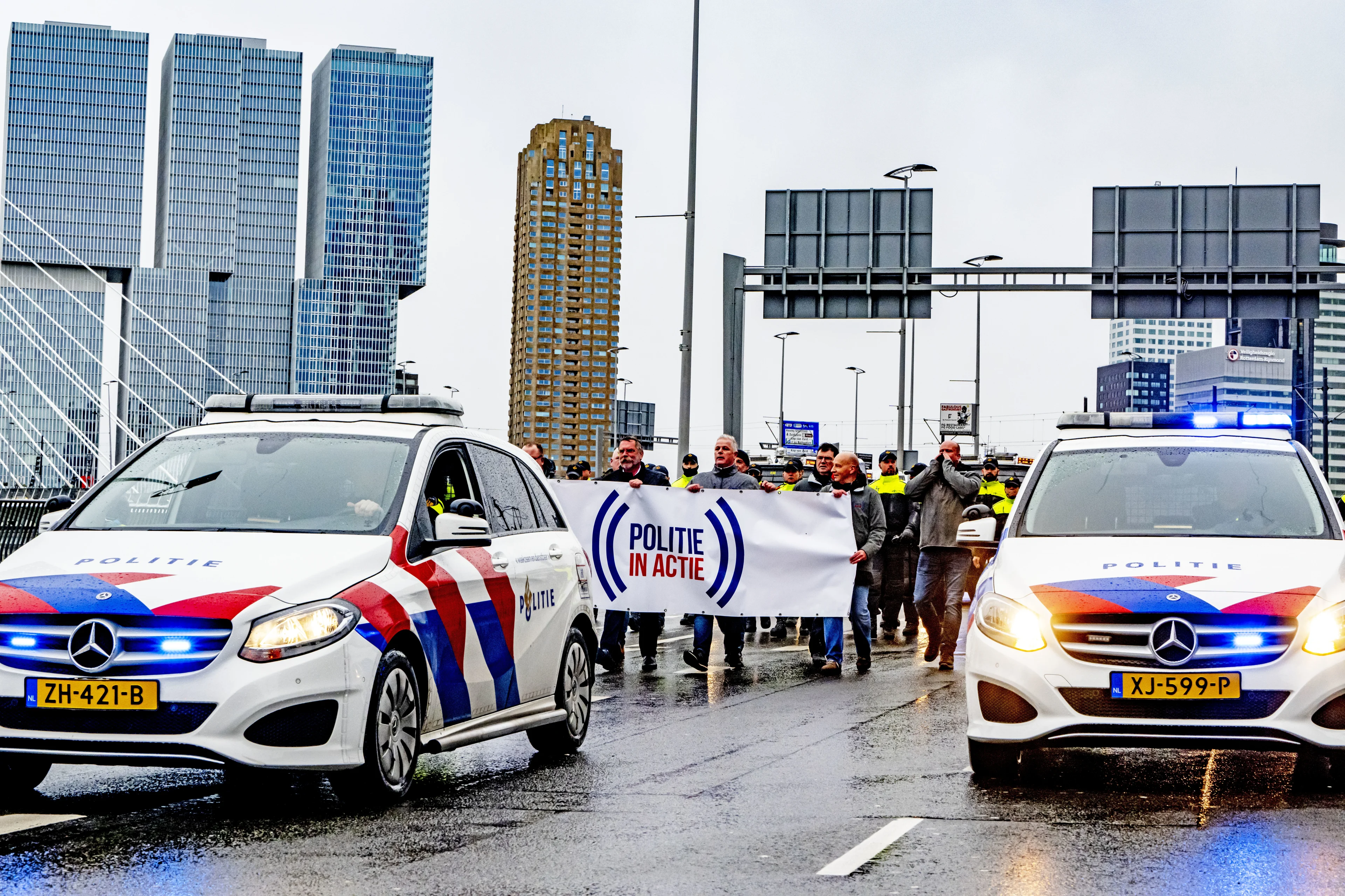 Duizenden mensen protesteren tegen coronaregels, politie legt werk urenlang neer