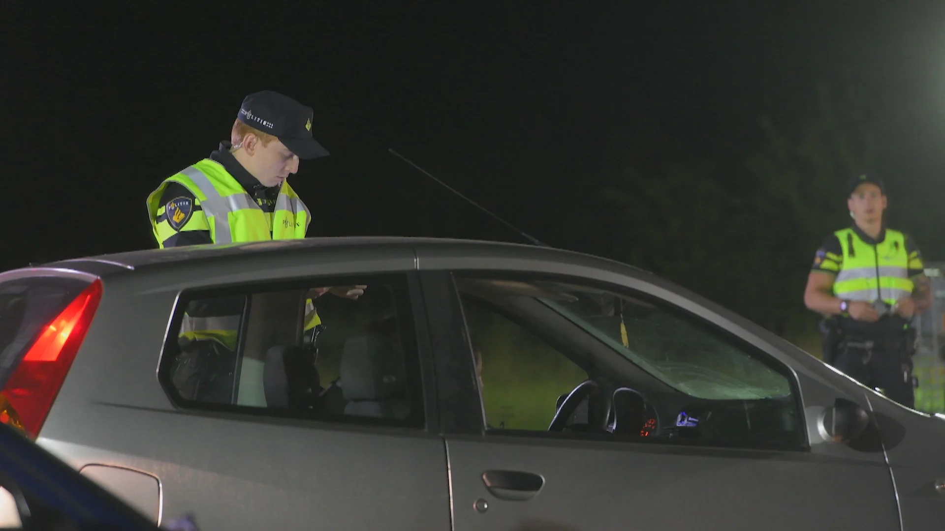 Man rijdt achteruit op snelweg met drie kinderen op de achterbank