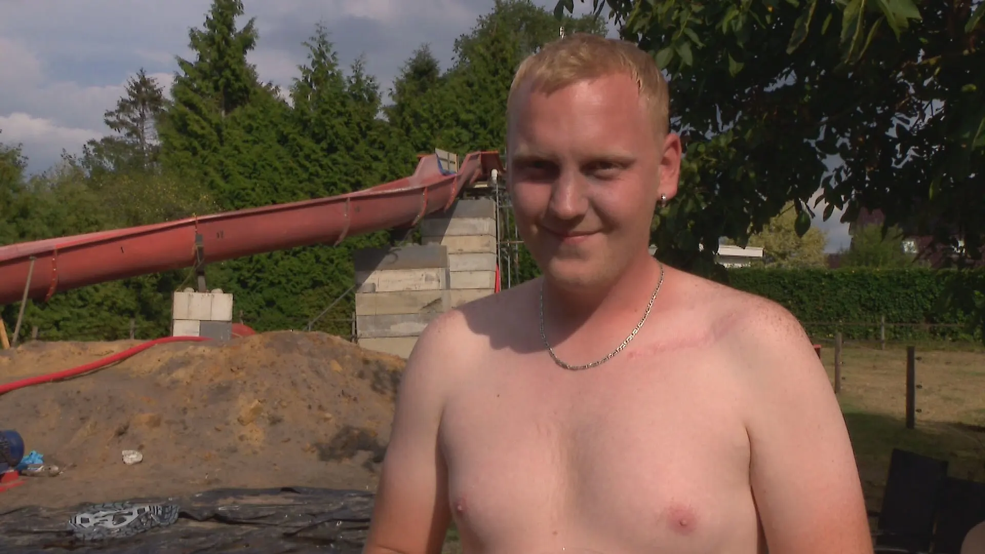 André bouwt 24 meter lange waterglijbaan in zijn achtertuin: 'Nog niet uit de bocht gevlogen'