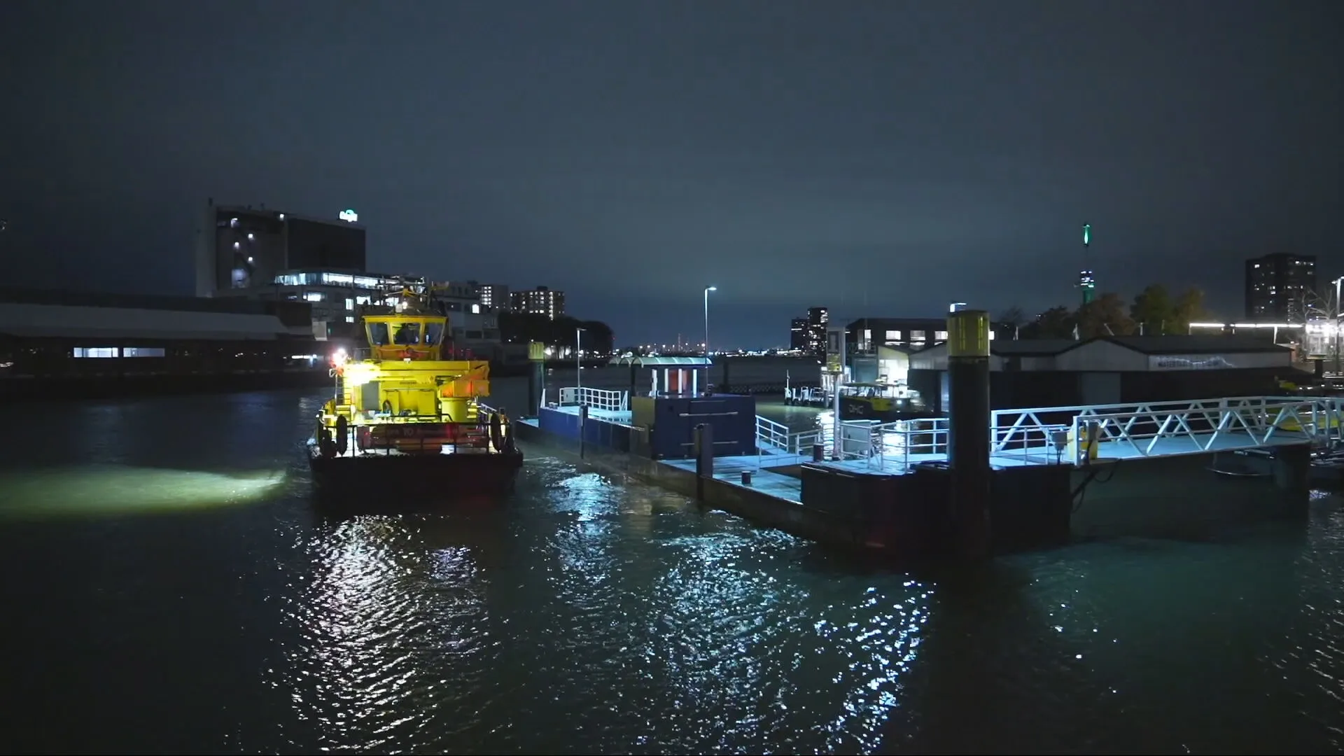 Watertaxi Rotterdam verdwijnt even onder water na aanvaring met waterbus