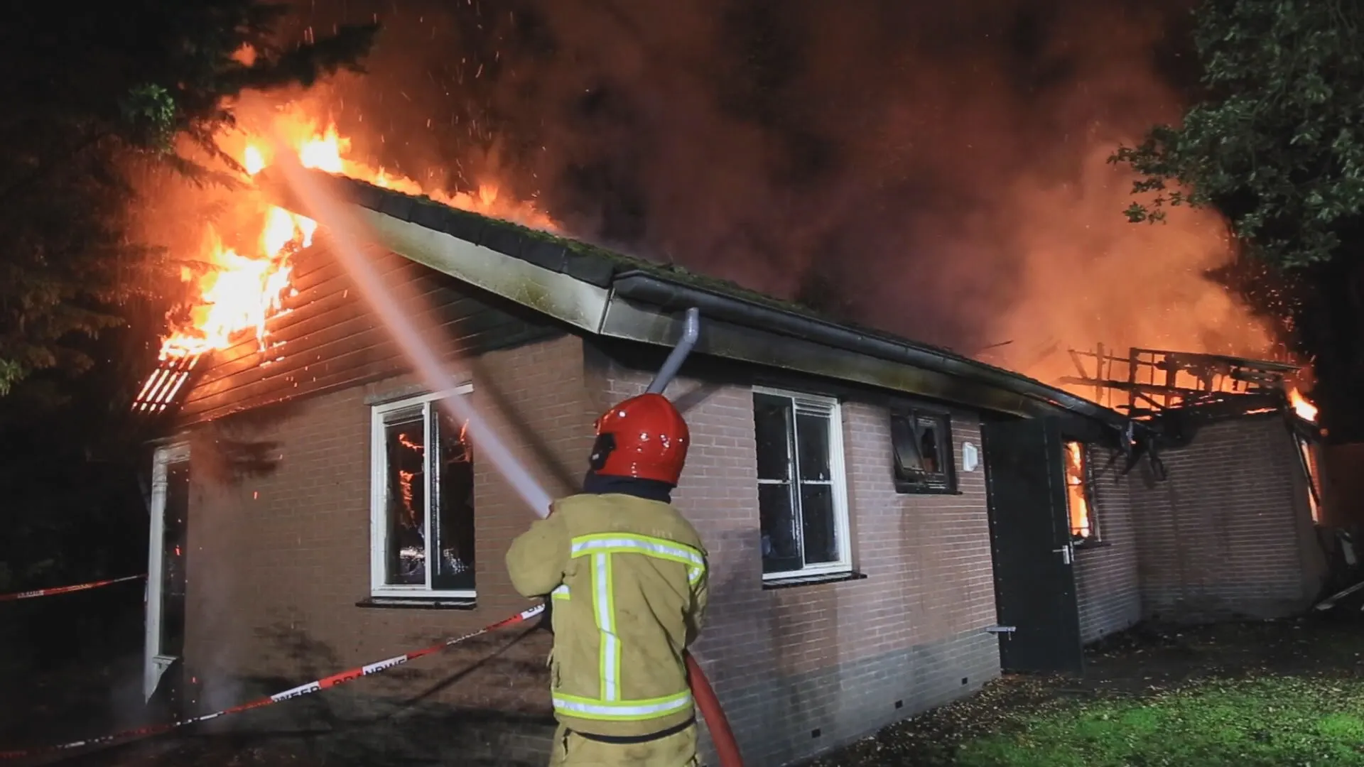 Bewoner redt buren uit brandende vakantiehuisjes in Vlierden