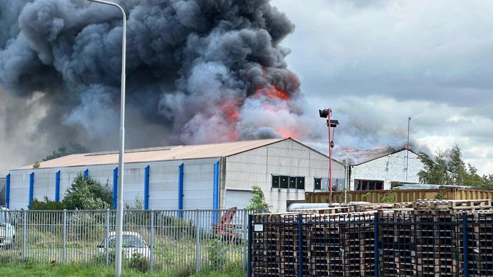 Enorme uitslaande brand in Limburg, waarschuwing om rookontwikkeling