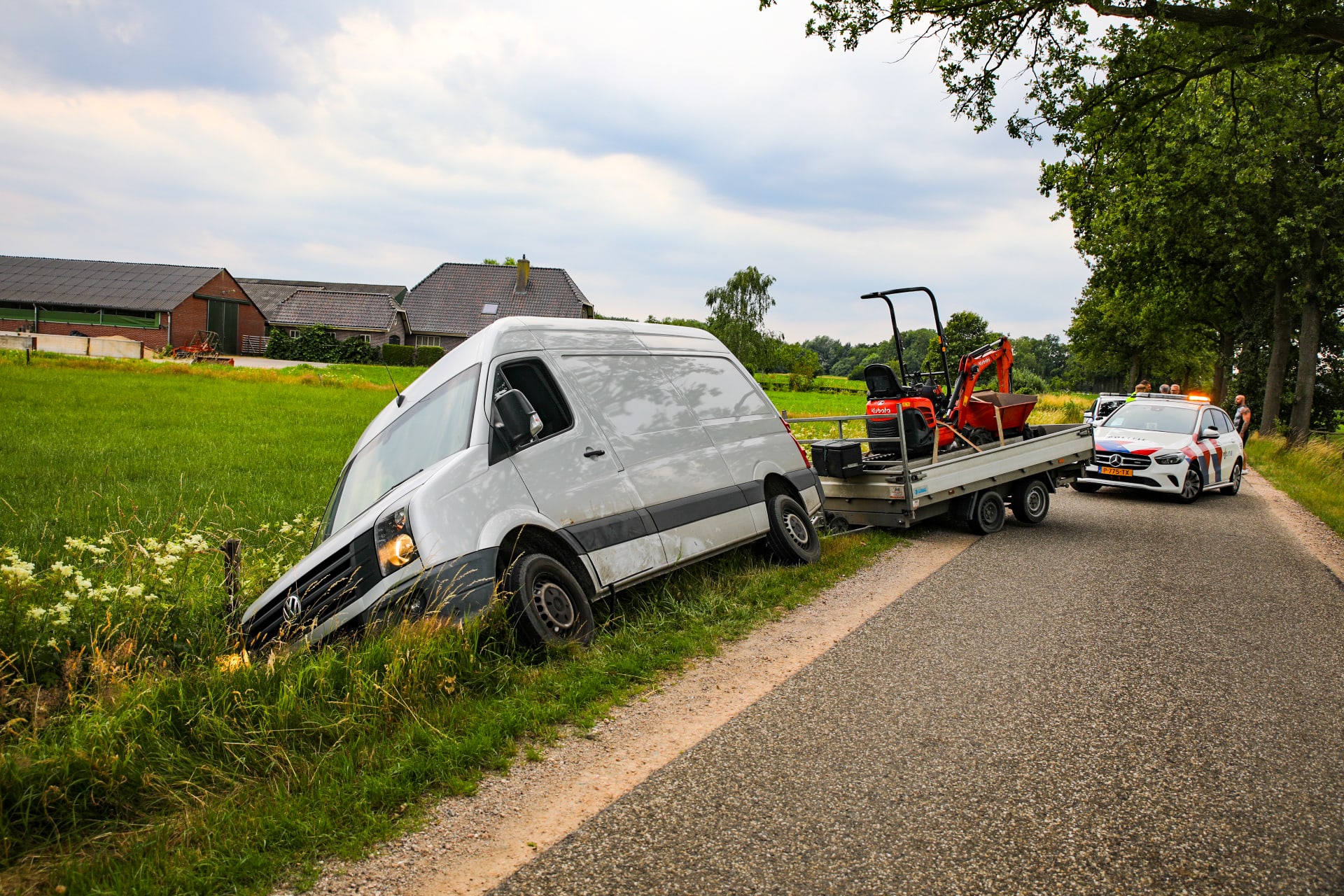 Verkeersruzie in Apeldoorn loopt uit de hand, bestelbus raakt van de weg
