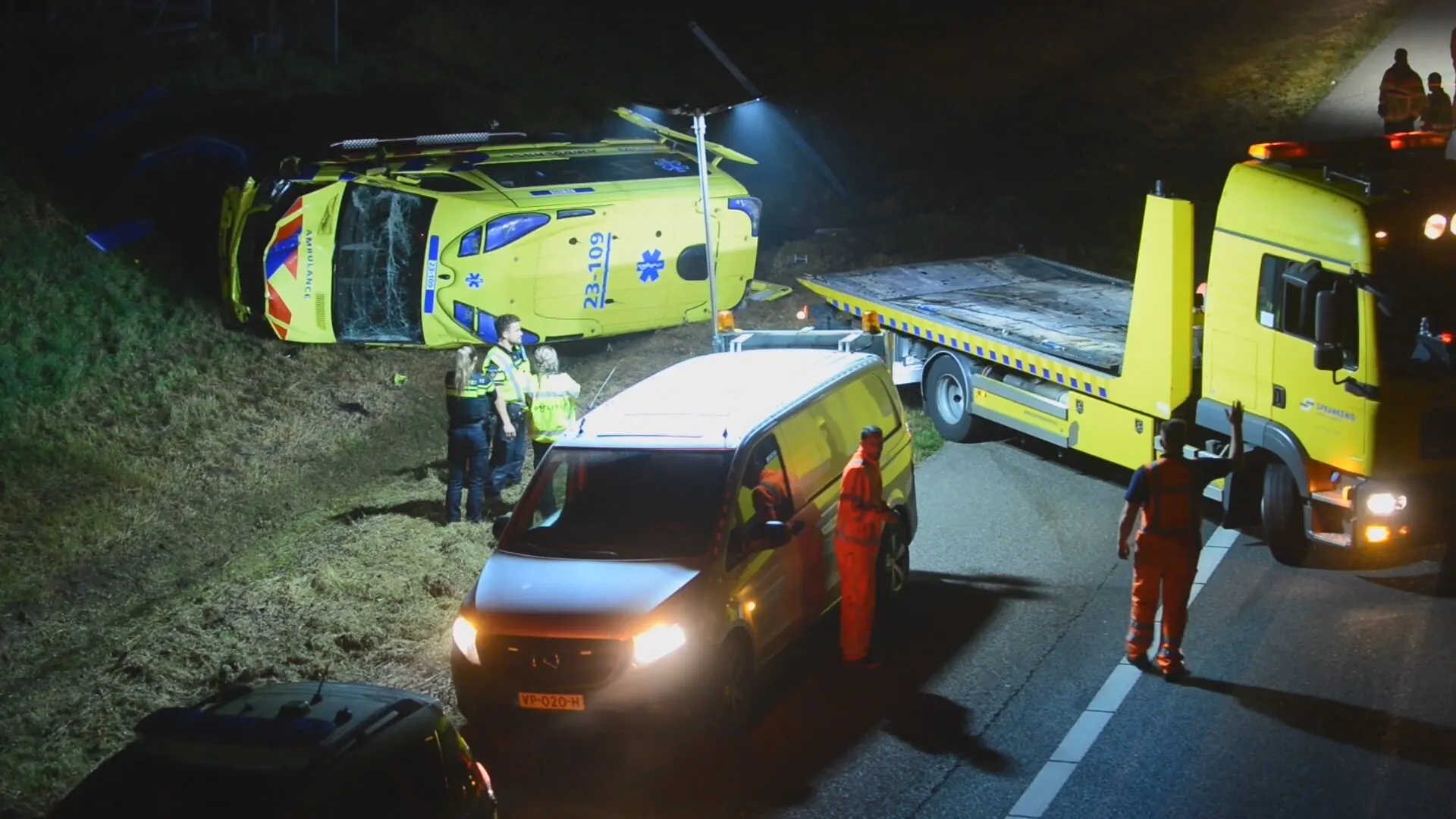 Ambulance crasht onderweg naar spoedmelding op A2