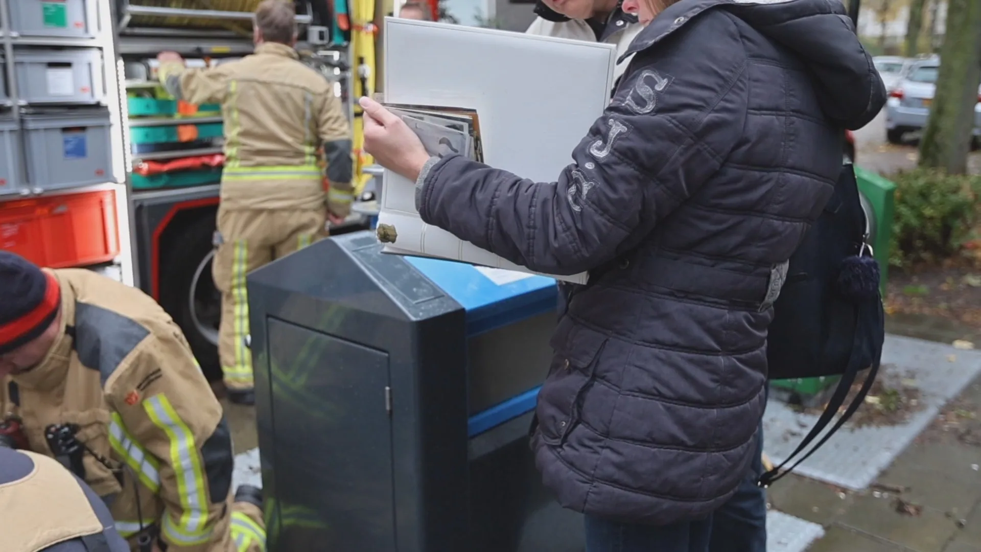 Brandweerhelden redden kostbare herinneringen uit ondergrondse container