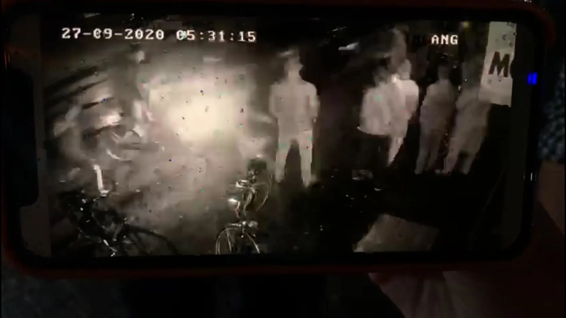 Bizarre beelden: auto rijdt hard in op jongeren na besloten feestje