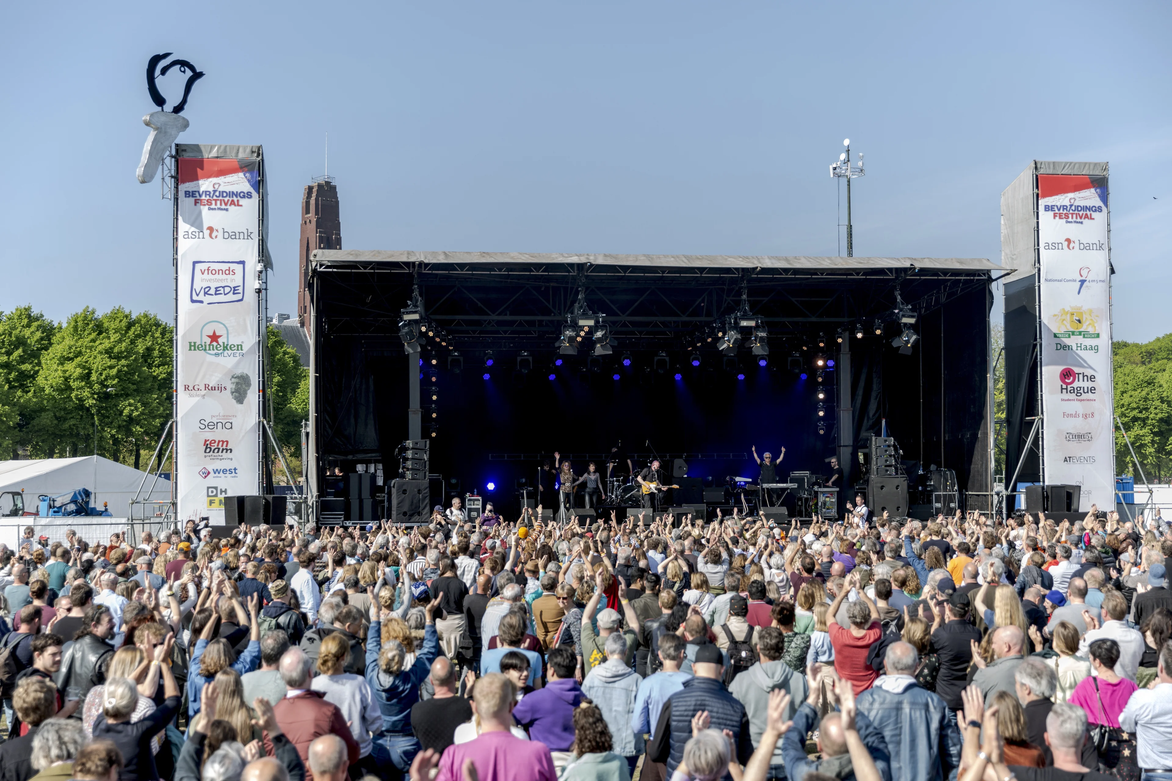Bevrijdingsfestivals losgebarsten in modderig maar zonnig Nederland