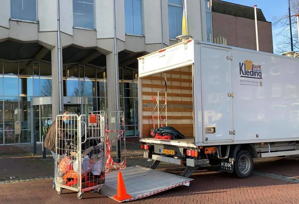 Limburgers zamelen 11.000 winterjassen in voor mensen in armoede