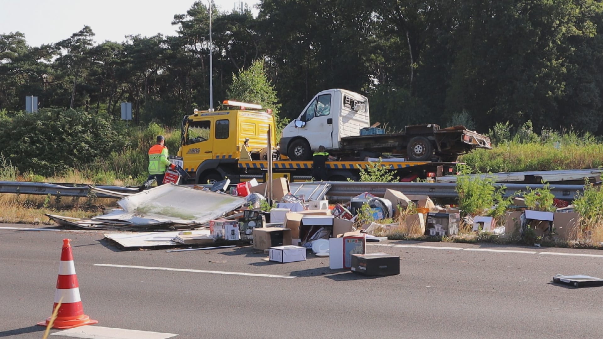 Pannen op de N-weg: busje komt op vangrail terecht bij Loon op Zand