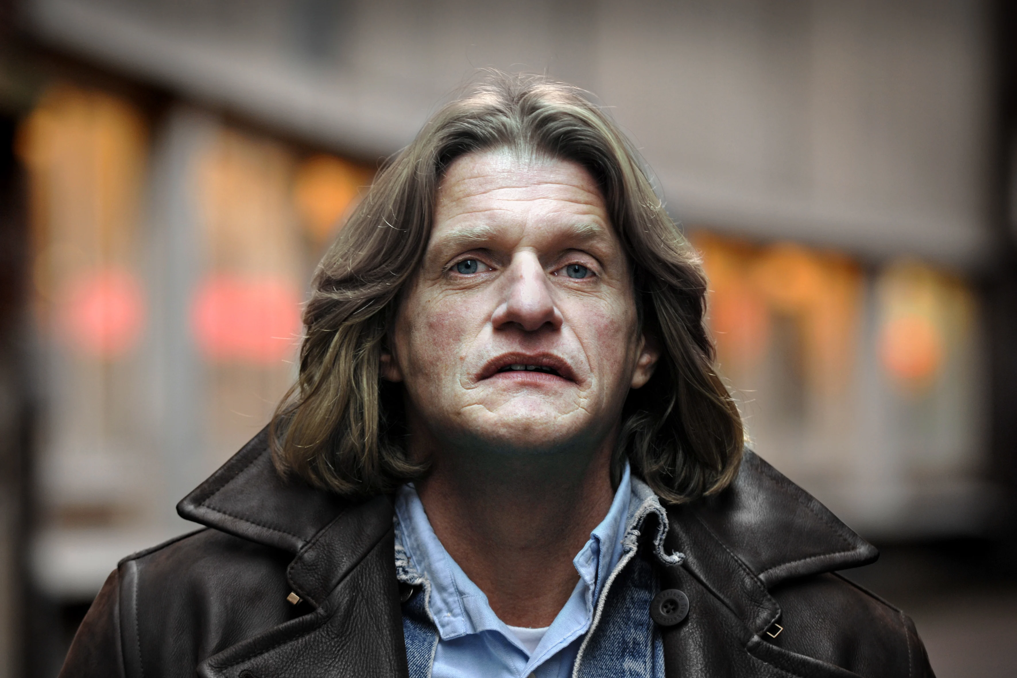 'Verslavingsgoeroe' Keith Bakker op vrije voeten na lagere straf wegens ontucht