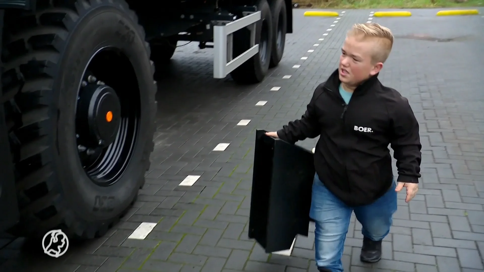 Feest! Mathijs eerste Nederlander met dwerggroei die tractorrijbewijs heeft gehaald