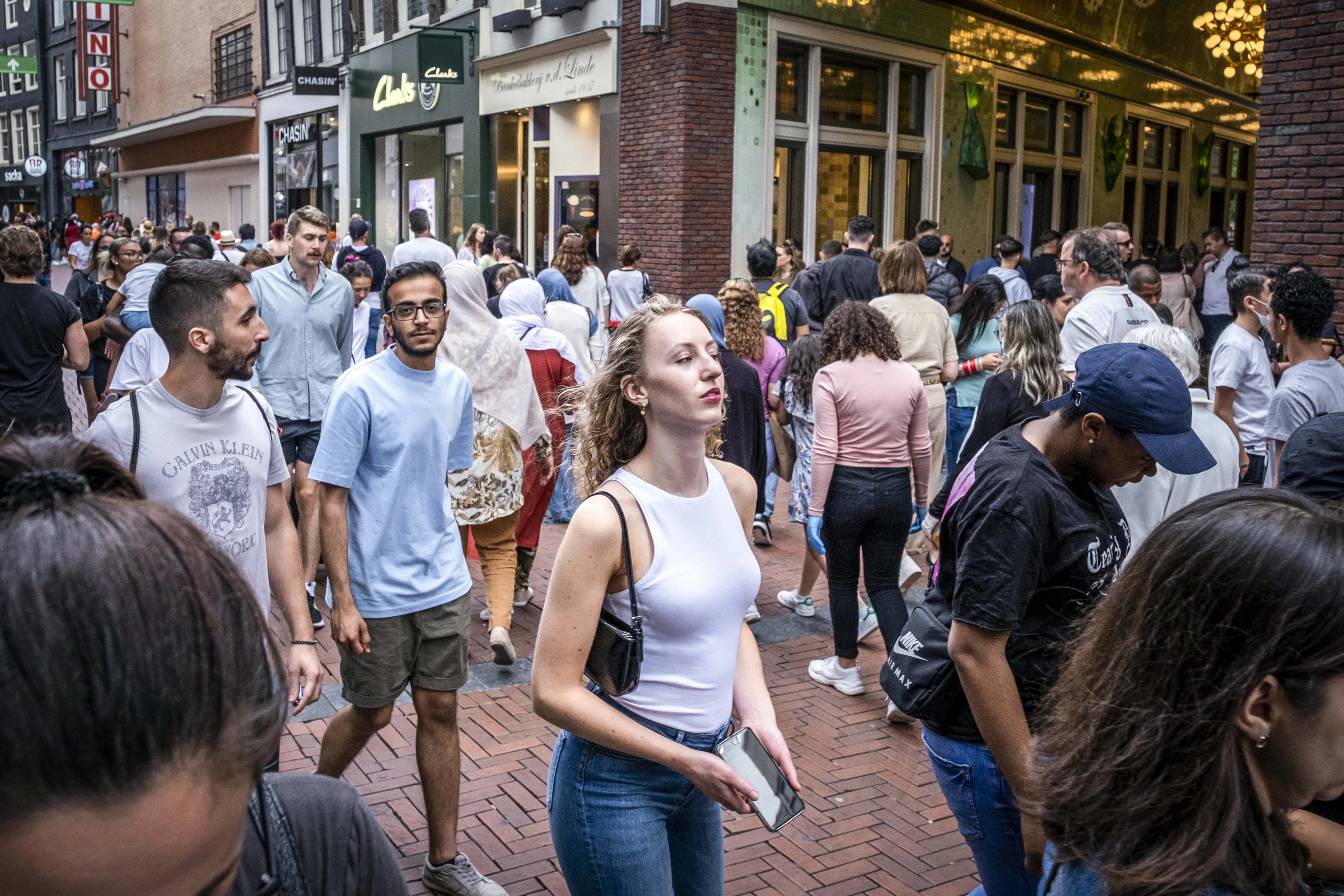 Opnieuw eenrichtingsverkeer in Amsterdamse Kalverstraat om drukte