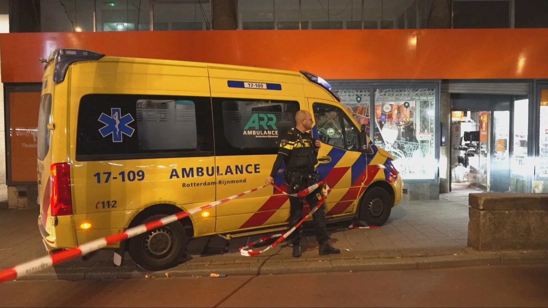 Persoon op straat neergestoken in Rotterdam, politie zoekt dader