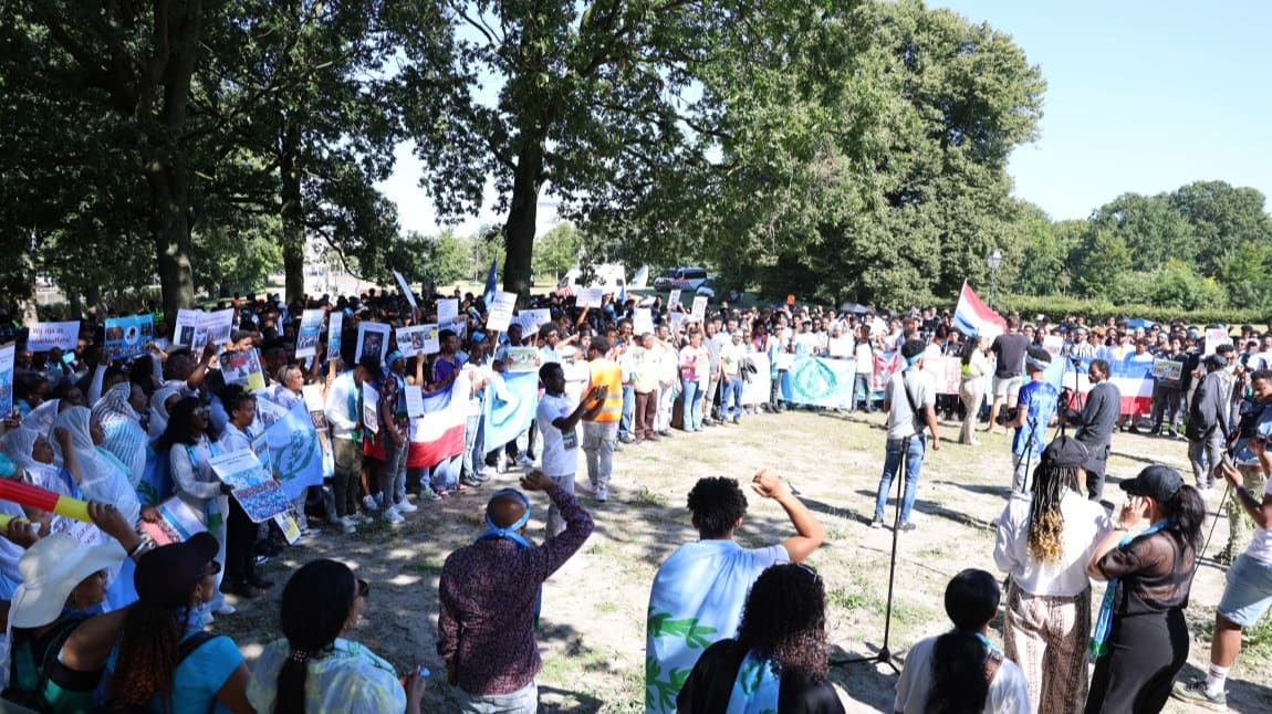 Honderden Eritreeërs demonstreren in Den Haag tijdens zitting rellen