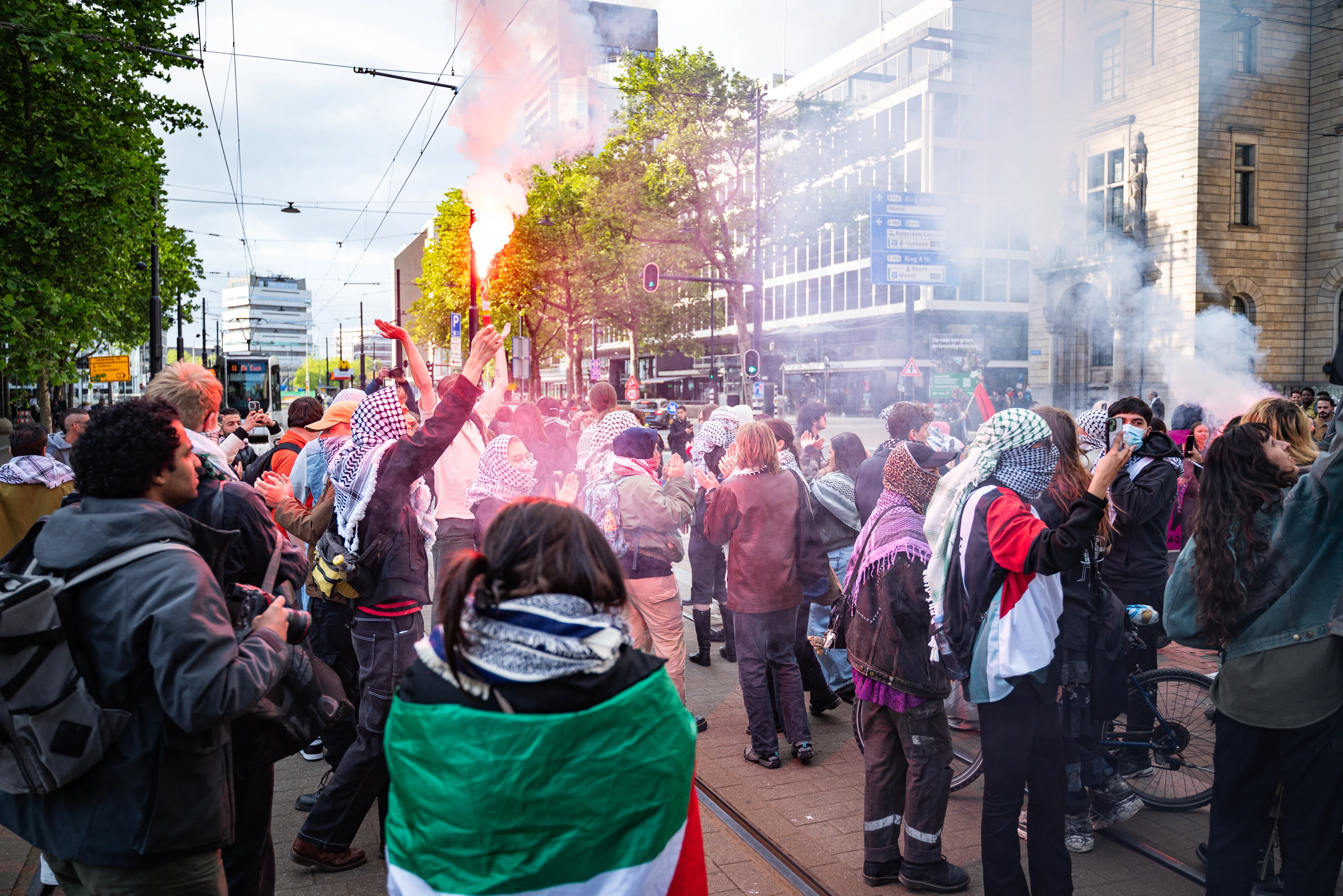 Onderzoek naar in brand steken Israëlische vlag bij Rotterdams protest