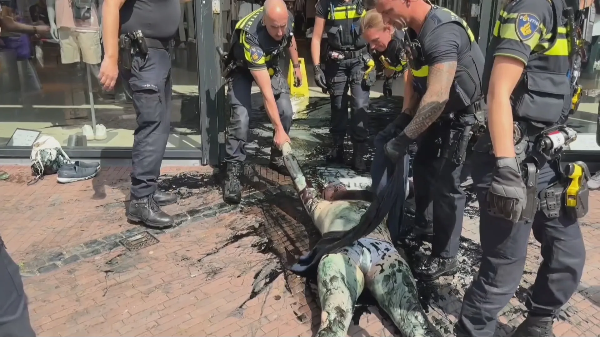 XR in actie tegen 'fast fashion': zwarte smurrie bij ingang kledingwinkel Arnhem