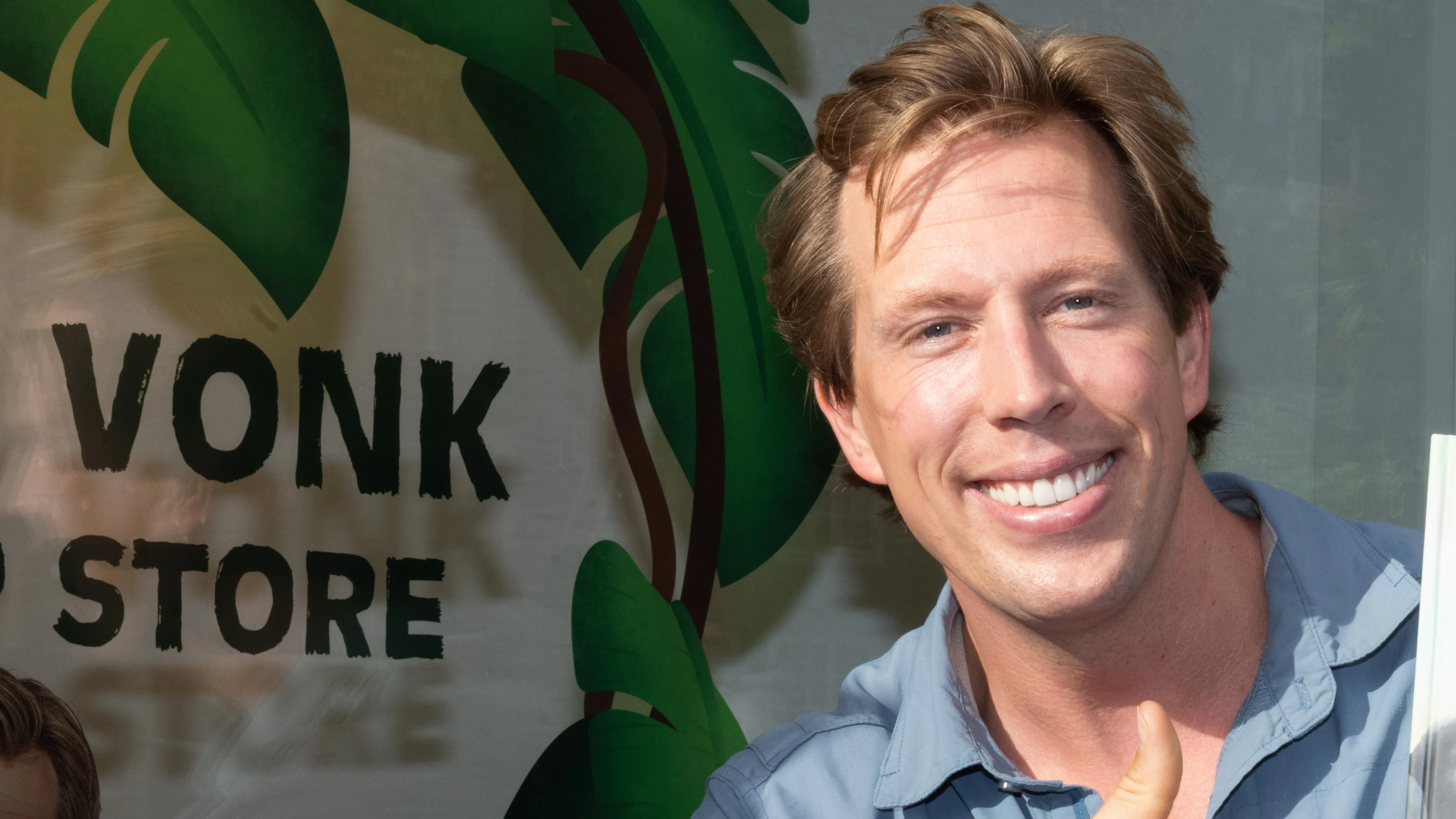 Freek Vonk gewond bij tv-opnames, deelt bloederige foto's