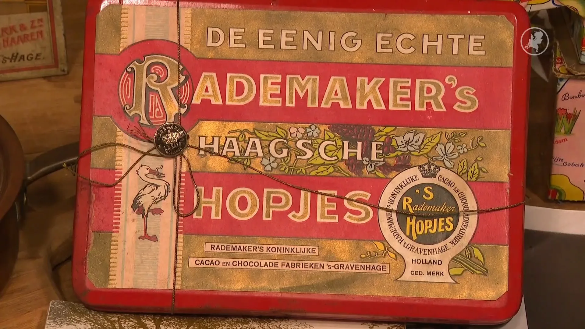 Bart vindt unieke schat onder oude vloer: Haagsche Hopjes uit 1942