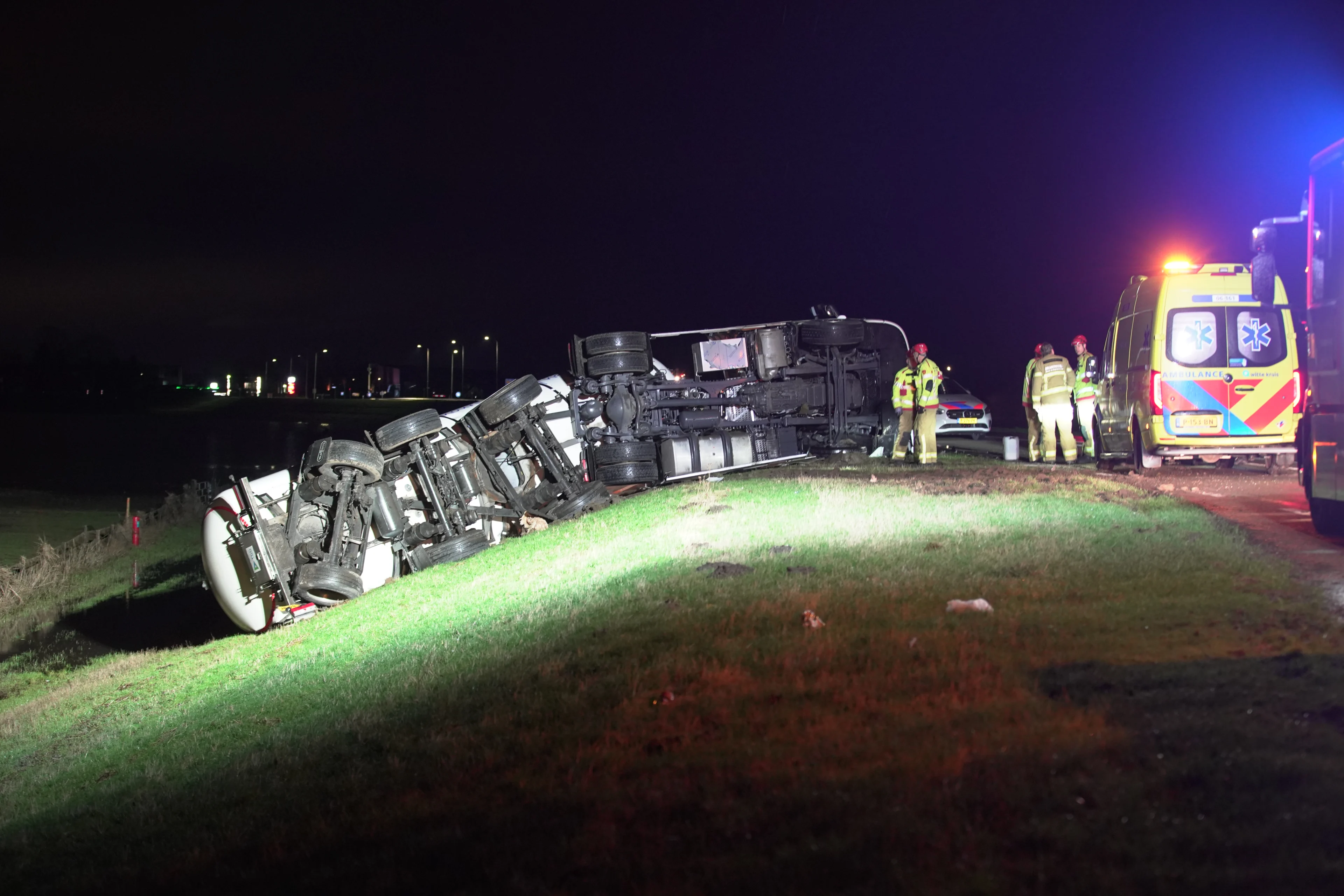 Melk stroomt over weg nadat tankwagen kantelt